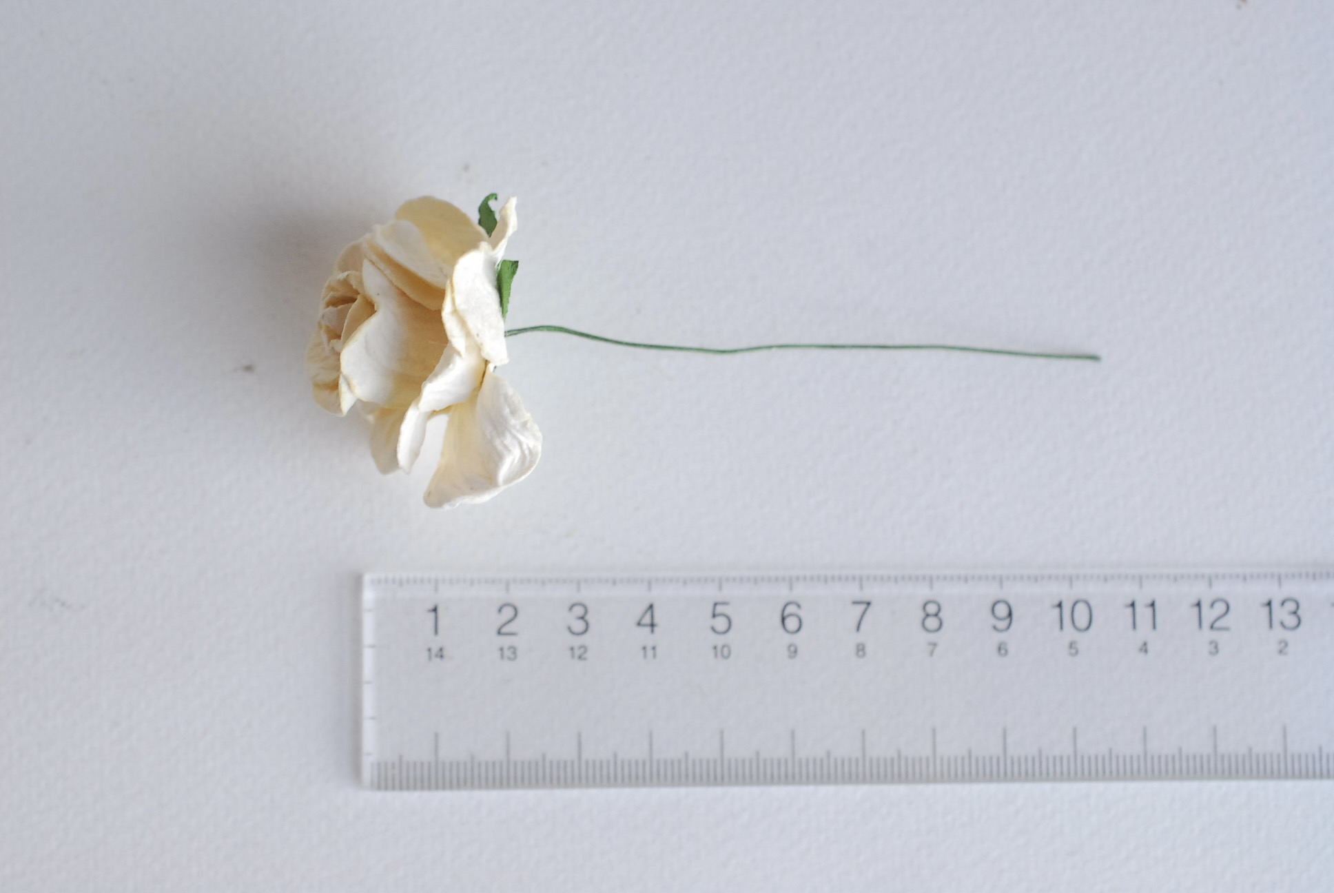 ดอกไม้ประดิษฐ์ ดอกไม้กระดาษสา ตกแต่งงานแต่งงาน งานแต่งงาน ดอกไม้ทำมงกุฎ ดอกกุหลาบขนาด 4 cm. 25ดอก กลีบบิด สีครีม Ivory color