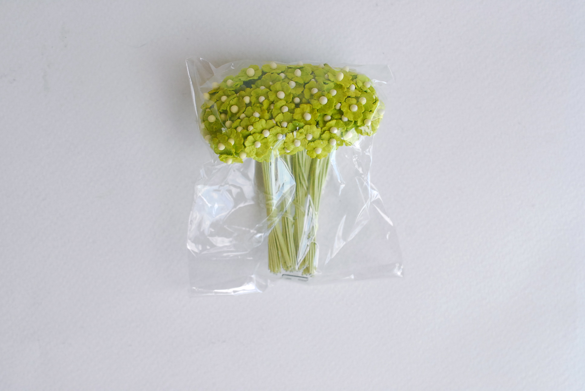 ดอกไม้กระดาษสา ดอกไม้กระดาษสาราคาส่ง ดอกไม้กระดาษสำหรับตกแต่ง งานแต่งงาน หรือติดของชำร่วย ดอกไม้จิ๋ว 100 ดอก ขนาด 0.6 cm. สีเขียว Small Paper Flower with stem, , 100 pcs., size 0.6 cm., small creeping ladies flowers 1 layer, green color.