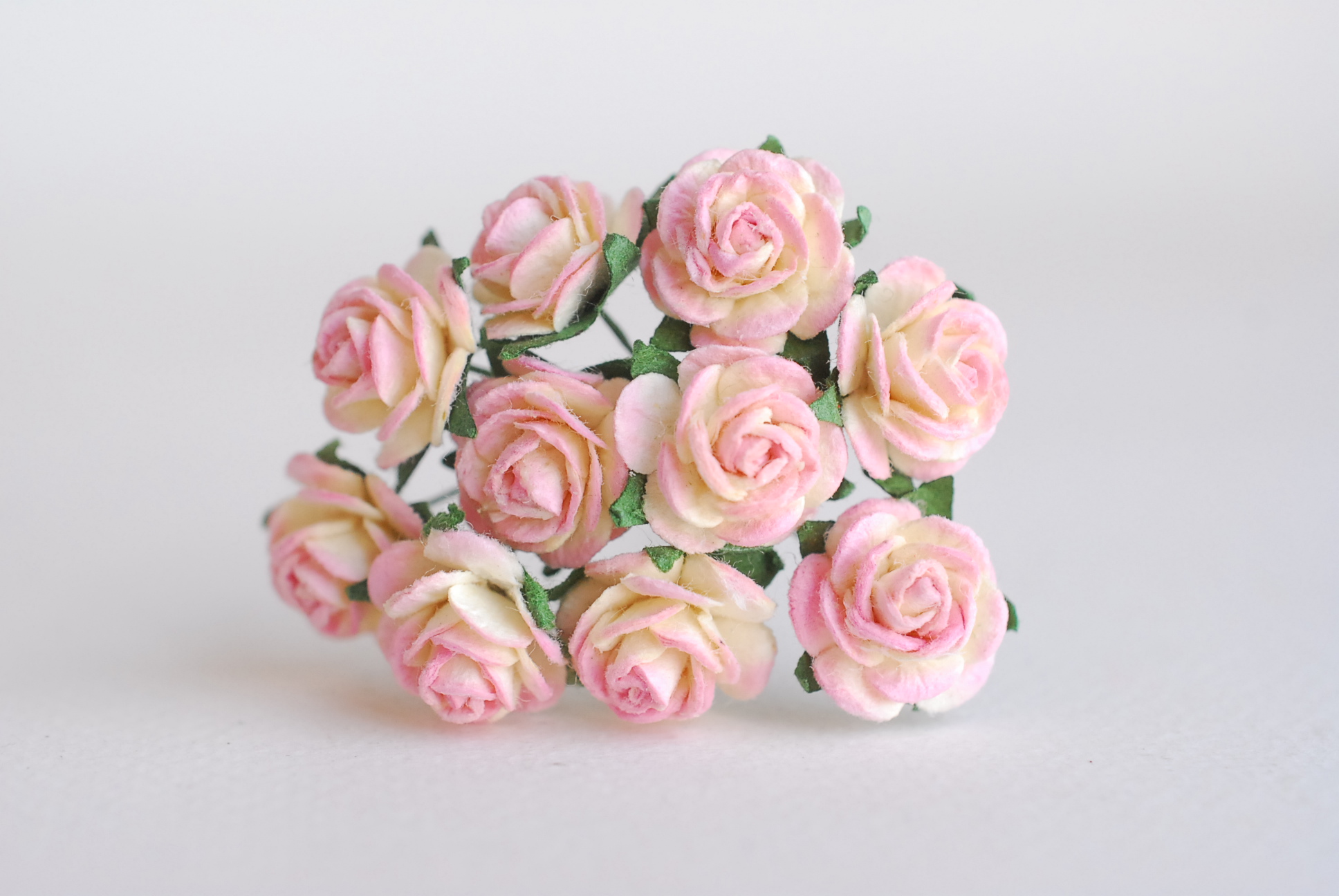 ดอกไม้กุหลาบกระดาษ, ดอกกุหลาบกระดาษสา ดอกกุหลาบจิ๋ว ดอกกุหลาบกระดาษสา สำหรับประดับ ตกแต่งของชำร่วย, งานแต่งงาน สีMIXED แดงปัดเหลือง ส้มทูโทน เขียวปัด เหลืองปัด ฟ้าตุ่นปัด ม่วงปัดขาว ม่วงปัดครีม ม่วงอ่อนปัดขาว และ ชมพูปัดครีม ขนาด 1.5 cm. จำนวน 100 ดอก