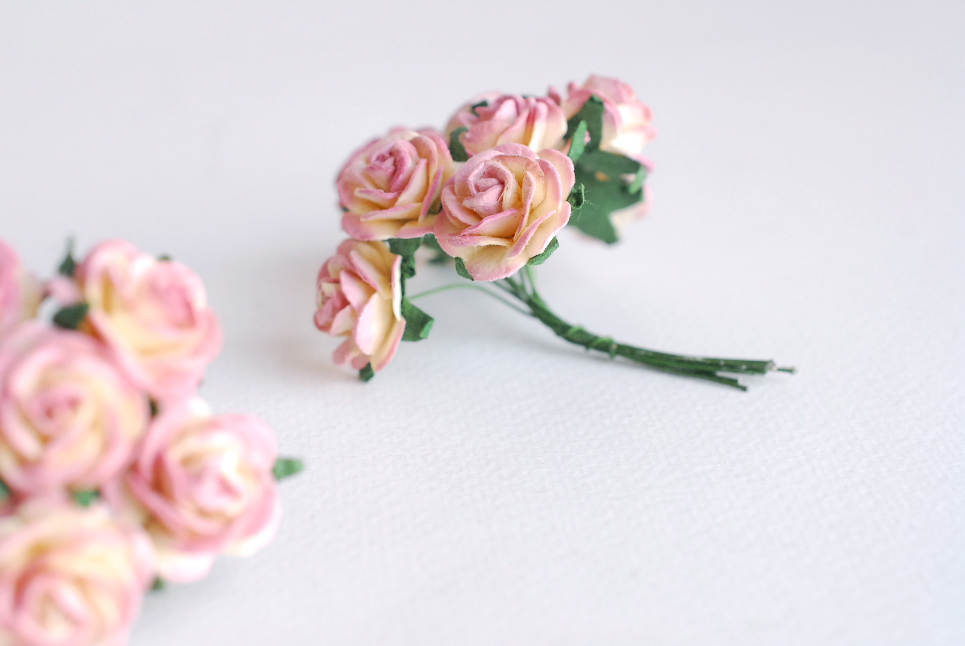 ดอกไม้กระดาษสา ราคาส่ง, ดอกกุหลาบกระดาษสา ดอกไม้ประดิษฐ์ ตกแต่งงานแต่งงาน ขนา่ด 2.00 cm., สำหรับของชำร่วย, งานแต่งงาน, ดอกไม้ทำข้อมือเจ้าสาว Paper flower,50 Pieces mulberry rose, 2 cm. pink berry brush color.