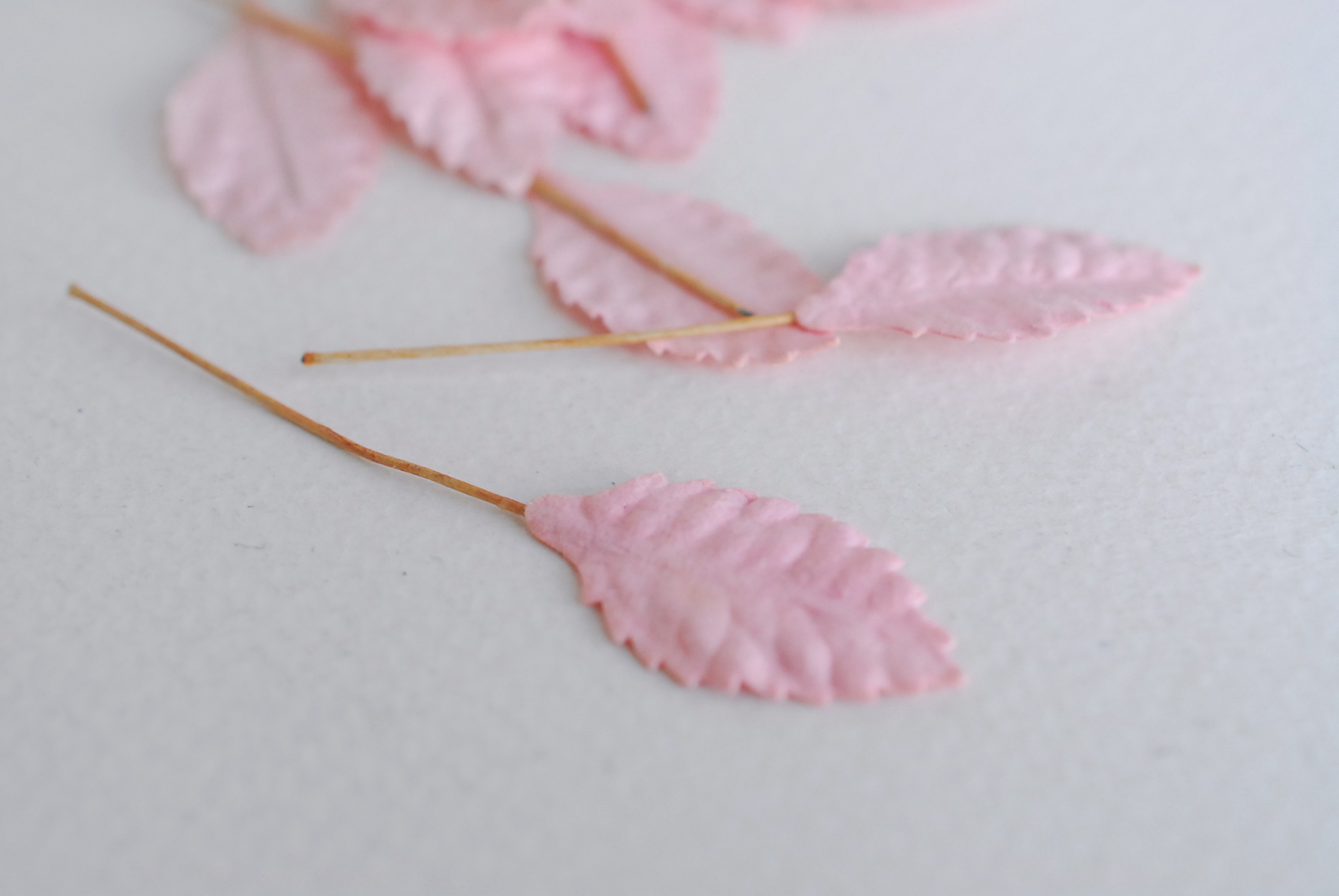 ใบไม้กระดาษ ใบไม้กระดาษสา ราคาส่ง,ใบไม่้กุหลาบกระดาษ สำหรับดอกมะลิกระดาษสา ใบไม้ประดิษฐ์ สำหรับตกแต่ง หรืองานแต่งงาน สีชมพู ขนาด 2.5x1.5 cm. จำนวน 100 ใบ