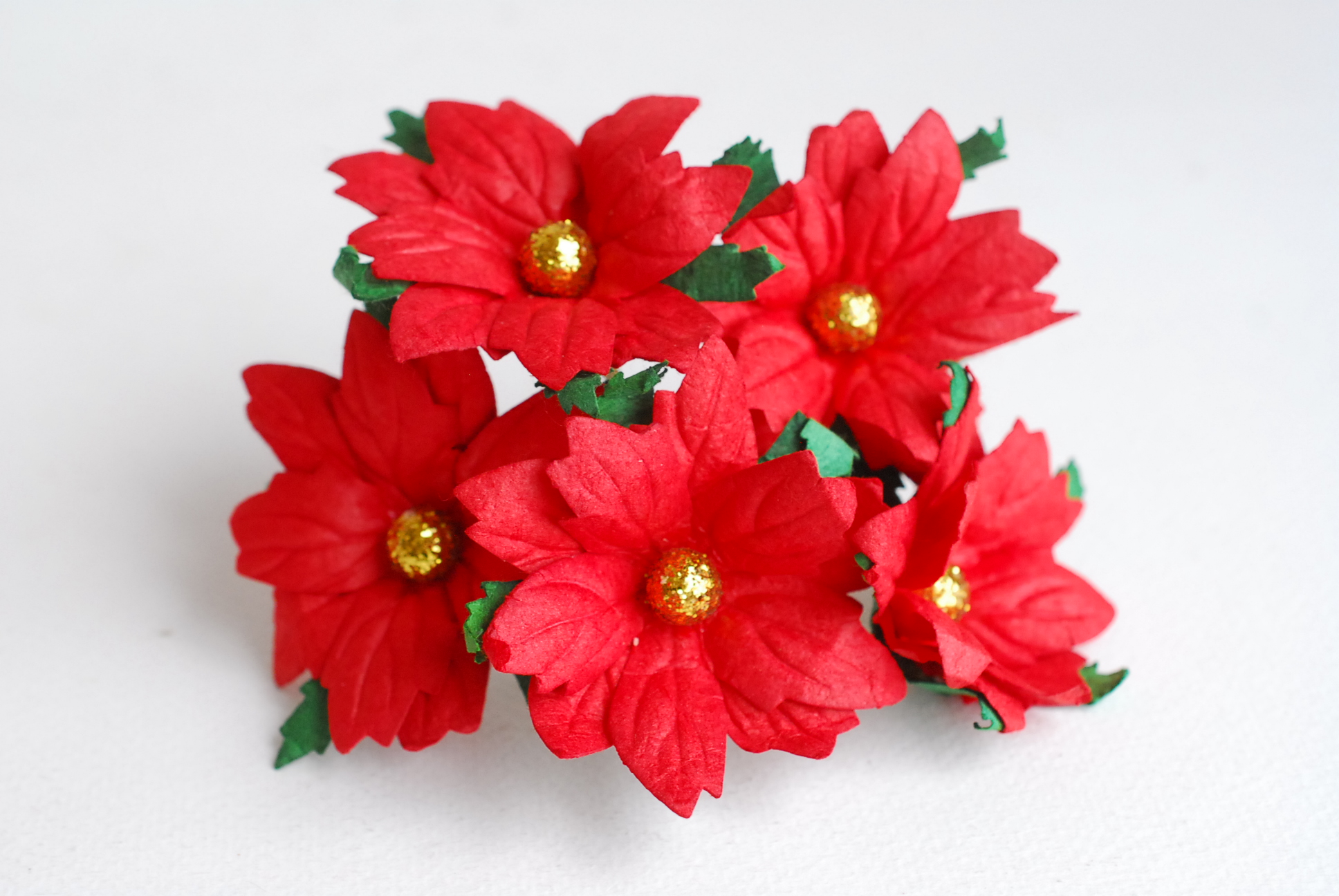 ดอกไม้กระดาษสา ดอกคริสมาส ดอกไม้กระดาษสาราคาส่ง ดอกไม้กระดาษสำหรับตกแต่งของชำร่วย งานแต่งงาน ทำช่อดอกไม้ติดอกเจ้าบ่าว ข้อมือดอกไม้เจ้าสาว ขนาด5.5cm. 25 ดอก สีแดง เกสรสีทอง Paper flowers supplies: DIY wedding tools: christmas flowers in red color.