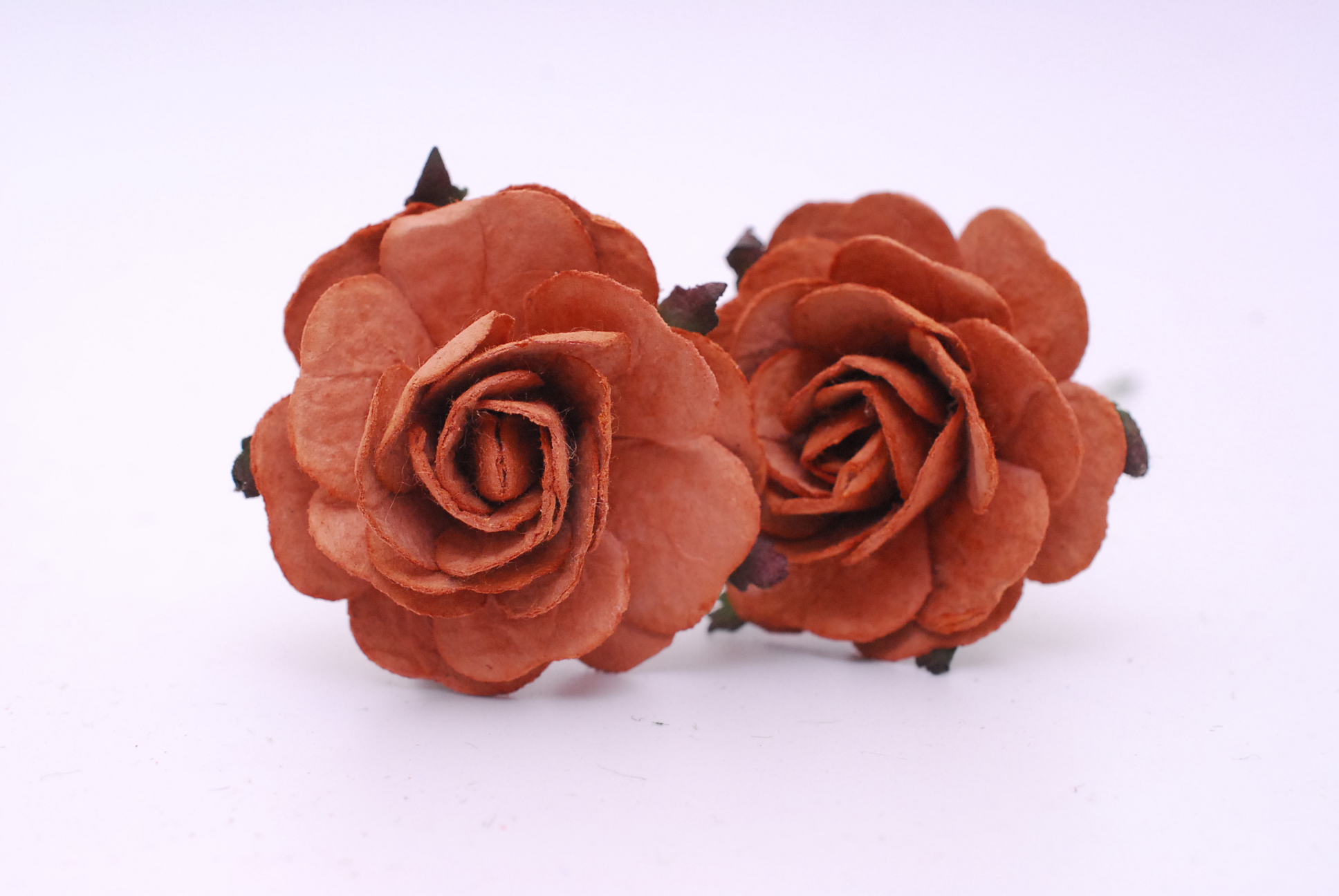 ดอกไม้กระดาษสา ราคาส่ง, ดอกกุหลาบกระดาษสา ดอกไม้ประดิษฐ์ สำหรับตกแต่ง หรืองานแต่งงาน สีน้ำตาลขนาด 3.5 cm. จำนวน 25ดอก Paper flowers, handmade flowers, small roses paper size 3.5 cm. 25 pieces, brown color.