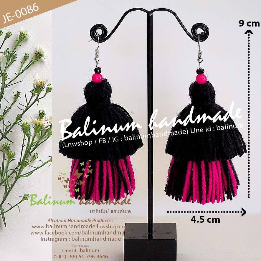 ต่างหูแฮนด์เมด โดย บาลีนัมป์ แฮนด์เมด สไตล์โบฮีเมียน ประดับพู่ไหมพรมสองชั้น และลูกปัด ดูเก๋และสวยงามมากค่ะ ดำ, ชมพู (Black, Pink)