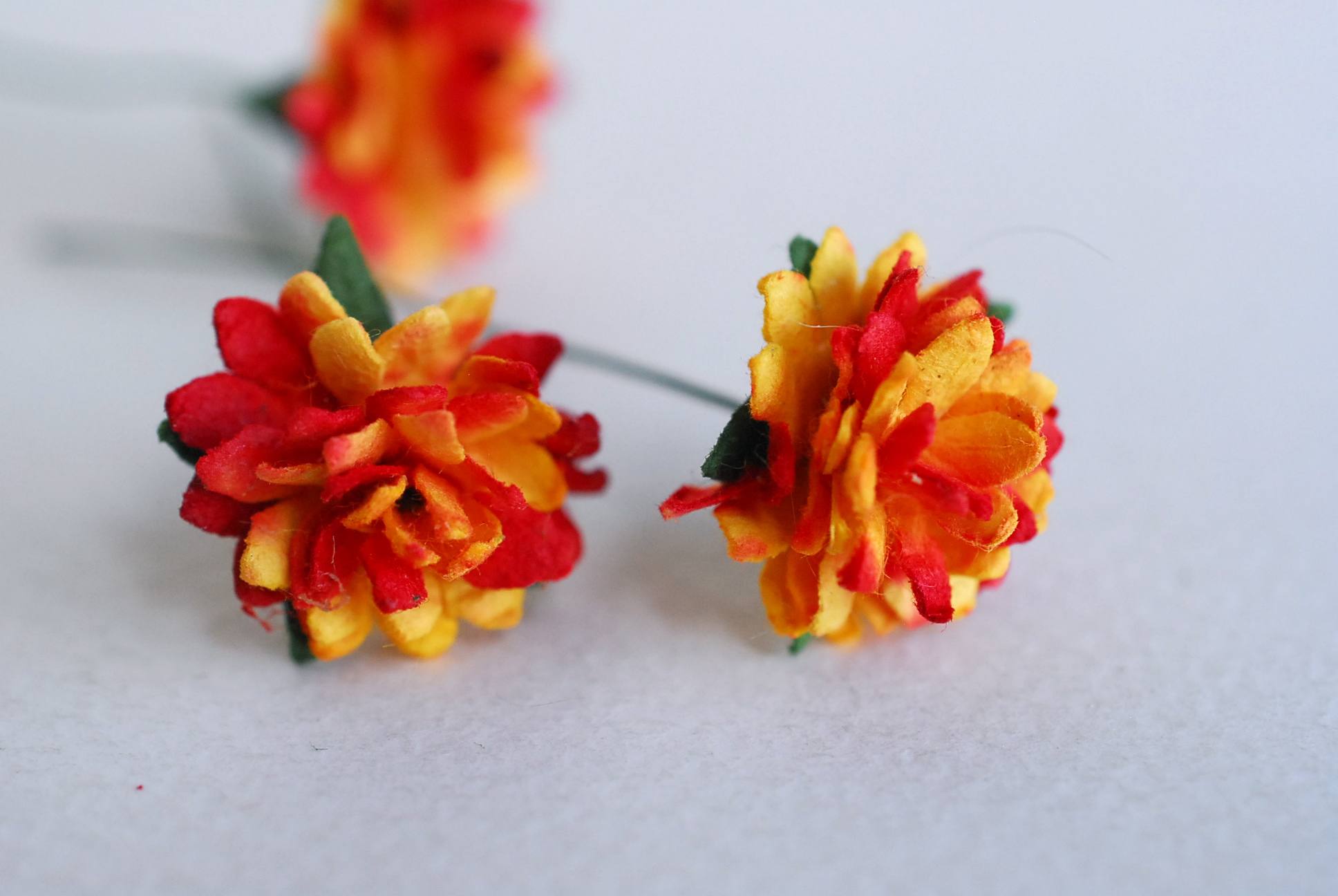 ดอกไม้ประดิษฐ์, ดอกไม้กระดาษสา, ดอก gypsophila, ดอกยิปโซ งานประดิษฐ์ตกแต่งของชำร่วย, ดอกไม้ขนาด 1.5 cm. ดอกไม้ทำพานพุ่ม,พานพวงมาลัย, พานรับไหว้, ขันหมาก. สีแดงปัดเหลือง