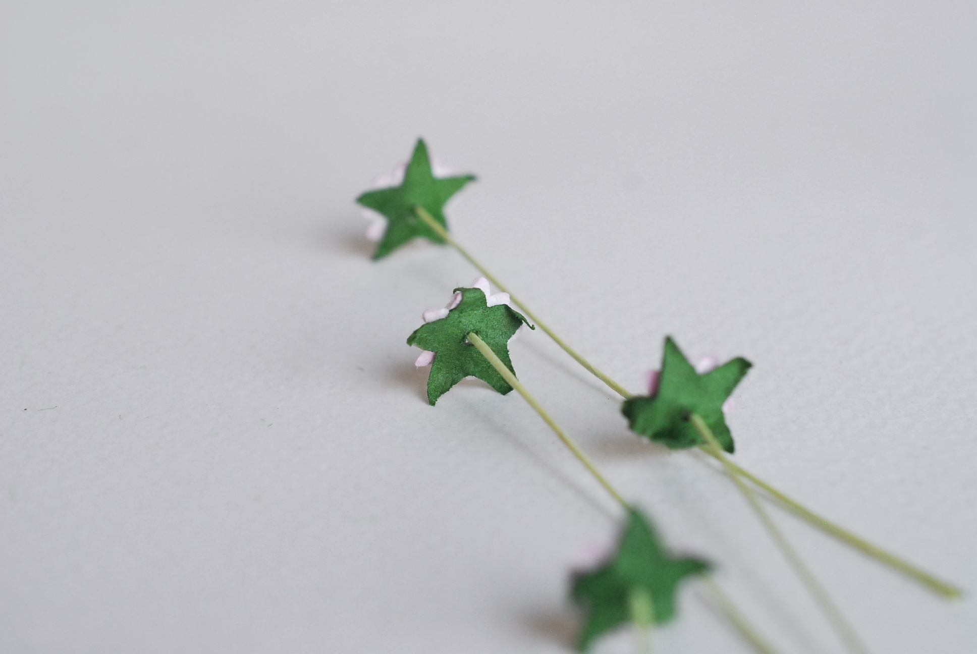 ดอกไม้กระดาษสา ดอกไม้กระดาษสาราคาส่ง ดอกไม้กระดาษสำหรับตกแต่ง งานแต่งงาน หรือติดของชำร่วย ดอกเดซี่ 100 ดอก ขนาด 0.8 cm. สีชมพูอ่อนปัด Small Paper Flower with stem, 100 pcs., size 0.8 cm., daisy flowers 2 layers, soft pink brush color.