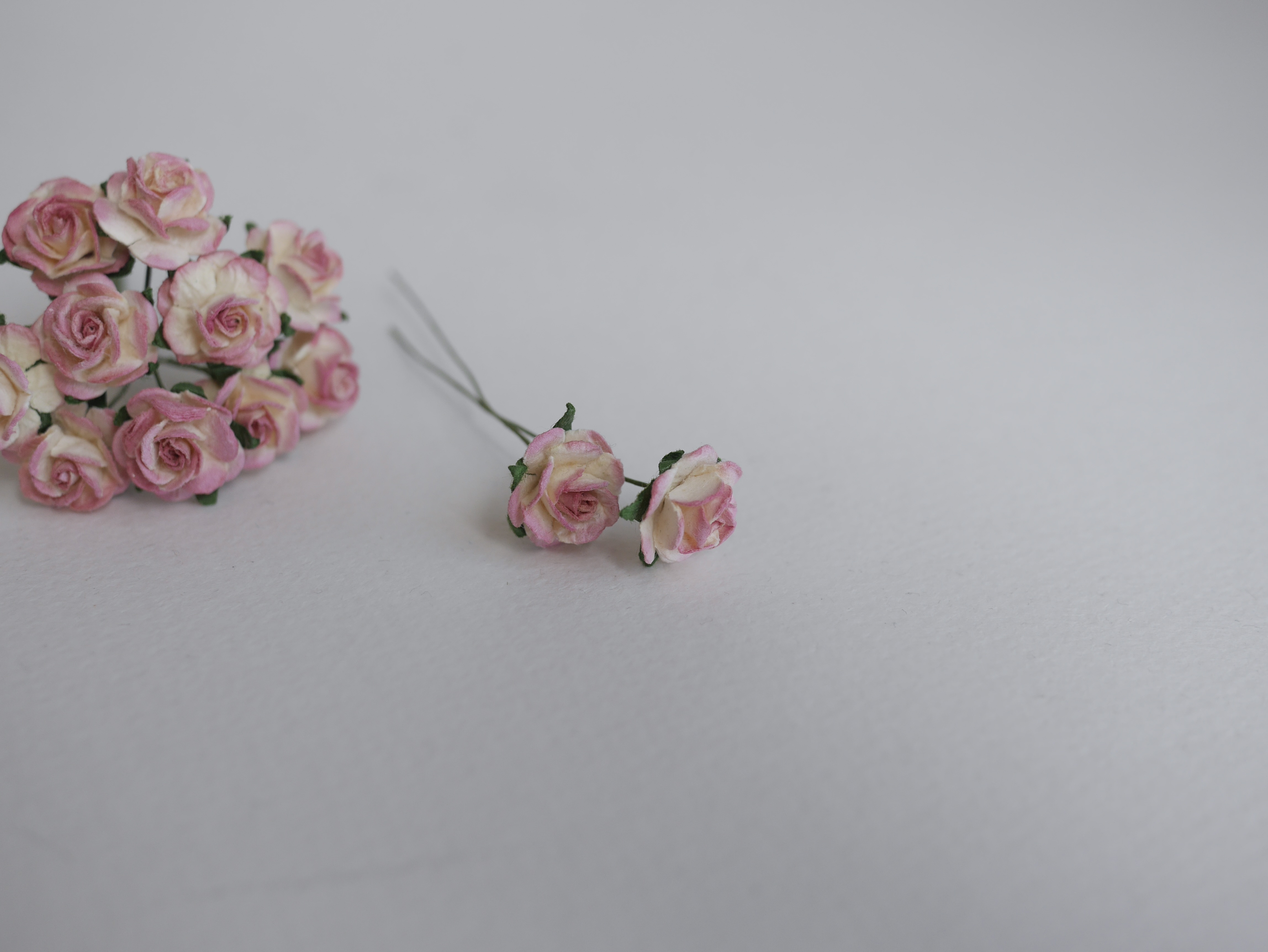 ดอกไม้กุหลาบกระดาษ ดอกไม้กระดาษสา, ดอกกุหลาบจิ๋ว, ดอกไม้กระดาษสาขายส่ง สีชมพูเบอรี่ปัดครีม ขนาด 1.5 cm. จำนวน 100 ดอก Paper Flowers size 1.5 cm., mini roses burry brush ivory color, 100 pcs.