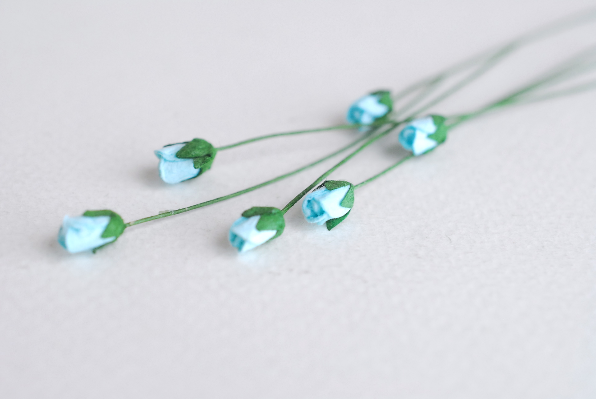 ดอกไม้กระดาษสา ดอกไม้กระดาษสา จตุจักร งานประดิษฐ์ ดอกไม้ทำข้อมือเพื่อนเจ้าสาว แต่งงาน, ดอกกุหลาบตูม 100 ดอก สีฟ้าใส color ขนาด 0.5x0.8 cm. paper flowers, budding roses flower 0.5x0.8 cm. 100 pieces. blue sky color.