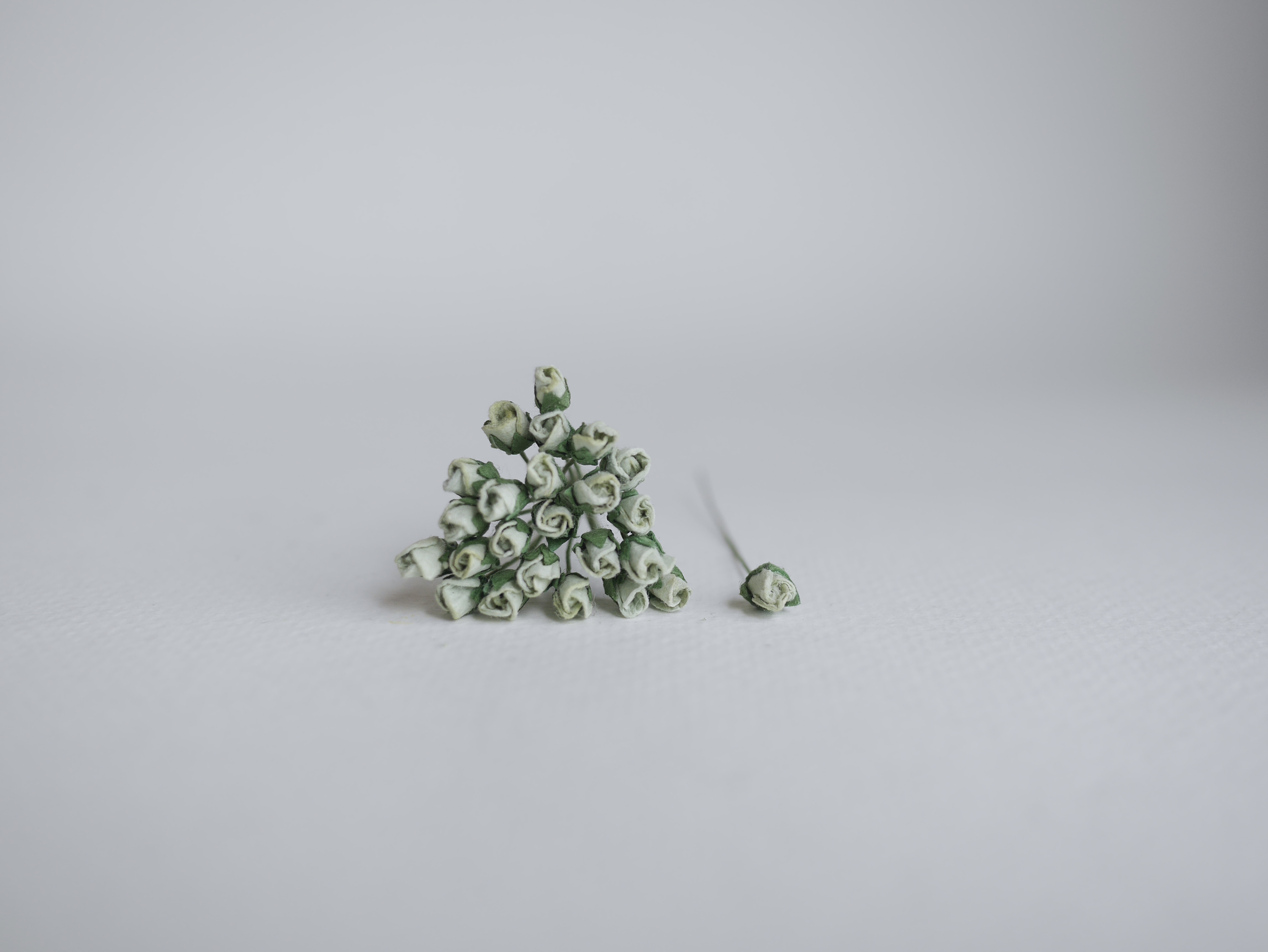 ดอกไม้กระดาษสา ดอกไม้กระดาษสา งานประดิษฐ์ ดอกไม้ทำข้อมือเพื่อนเจ้าสาว แต่งงาน, ดอกกุหลาบตูม 100 ดอก สีเขียวตุ่น ขนาด 0.5x0.8 cm. paper flowers, budding roses flower 0.5x0.8 cm. 100 pieces. pale greentea color.