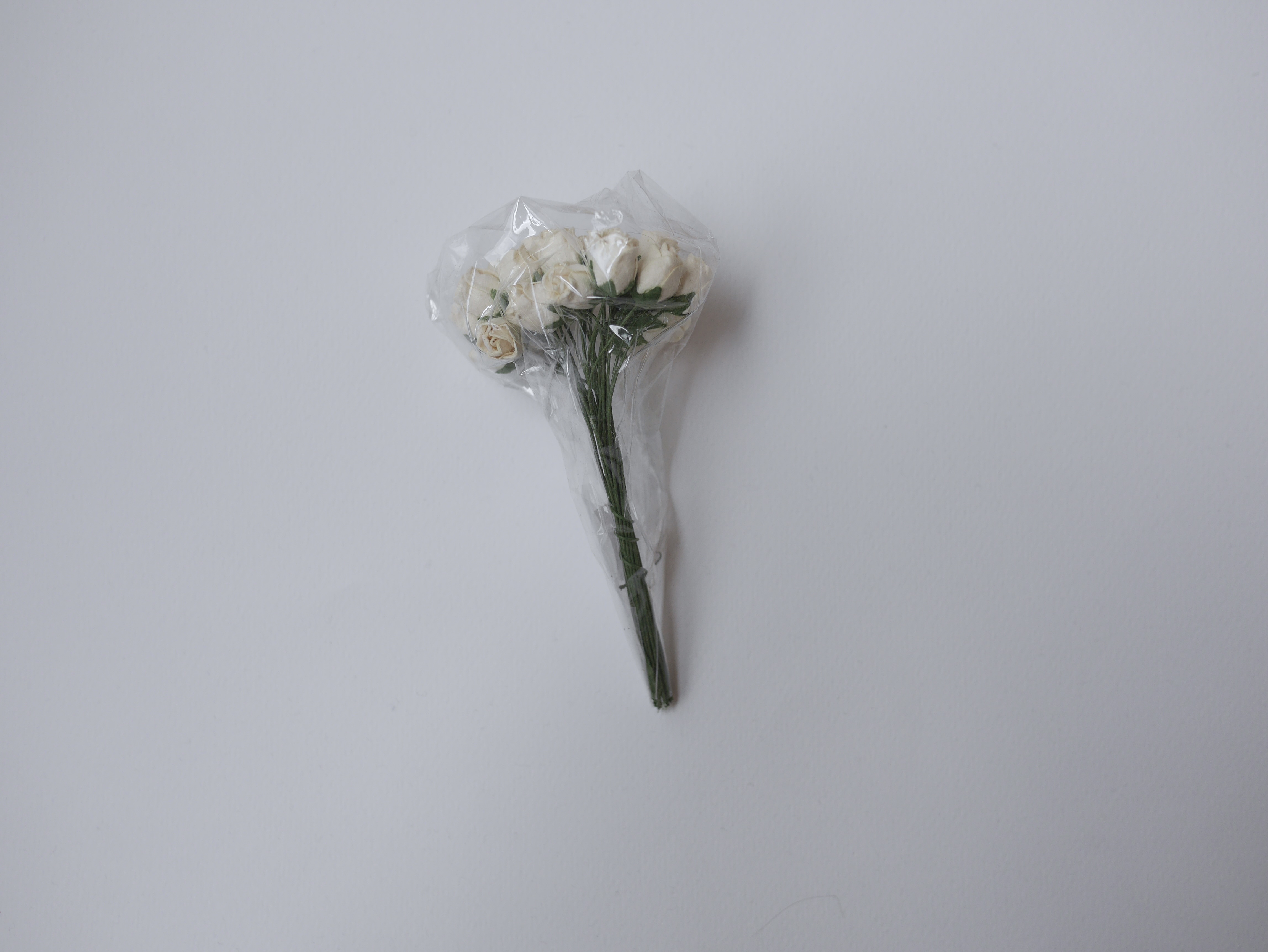 ดอกไม้กระดาษสา ดอกไม้กระดาษสา จตุจักร งานประดิษฐ์ ดอกไม้ทำข้อมือเพื่อนเจ้าสาว แต่งงาน, ดอกกุหลาบตูม 0.8x1 cm. 25 ดอก สีงาช้างอ่อน paper flowers, budding roses flower 0.8x1 cm. 25 pieces ivory color.