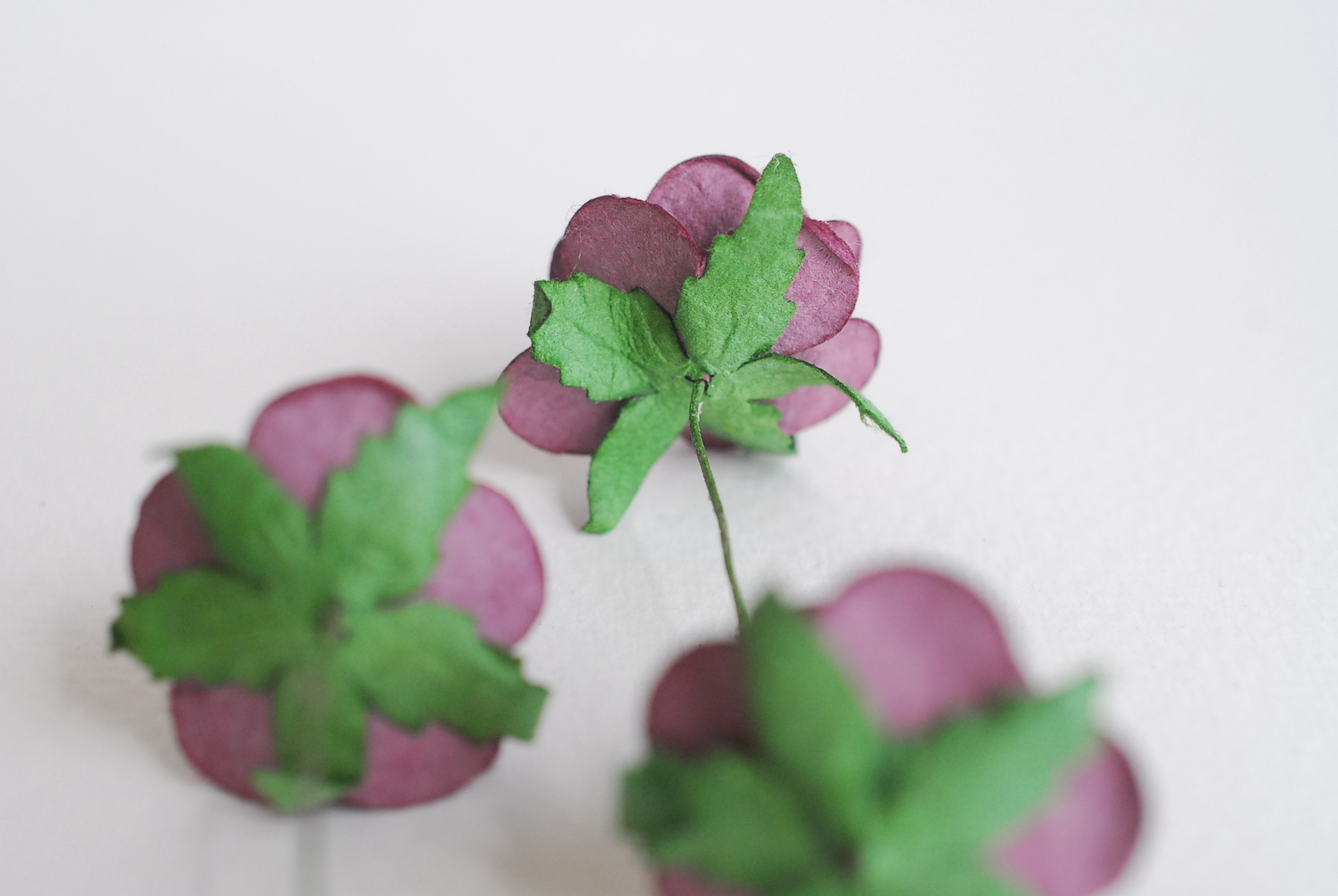 ดอกไม้กระดาษ ดอกไม้กระดาษสา ราคาส่ง,ดอกไม้กุหลาบกระดาษ ดอกกุหลาบกระดาษสา ดอกไม้ประดิษฐ์ สำหรับตกแต่ง หรืองานแต่งงาน สีม่วงเข้ม ขนาด 2.5 cm. จำนวน 50 ดอก