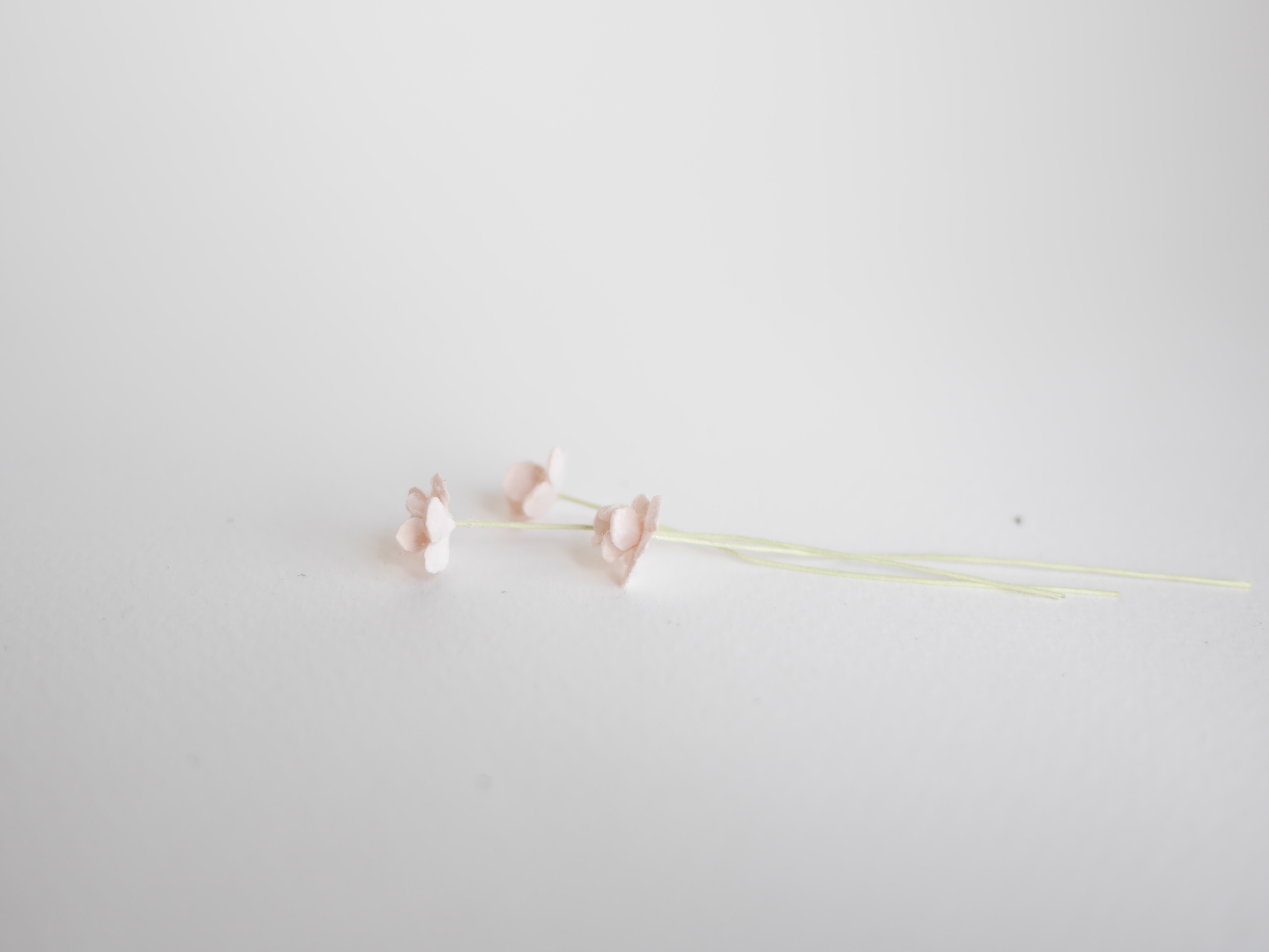 ดอกไม้กระดาษสา ดอกไม้กระดาษสาราคาส่ง ดอกไม้กระดาษสำหรับตกแต่ง งานแต่งงาน หรือติดของชำร่วย ดอก creeping lady 100 ดอก ขนาด 0.8 cm. สีชมพูพีชอ่อน Small Paper Flower with stem, 100 pcs., size 0.8 cm., creeping flowers 2 layers, pale pink color