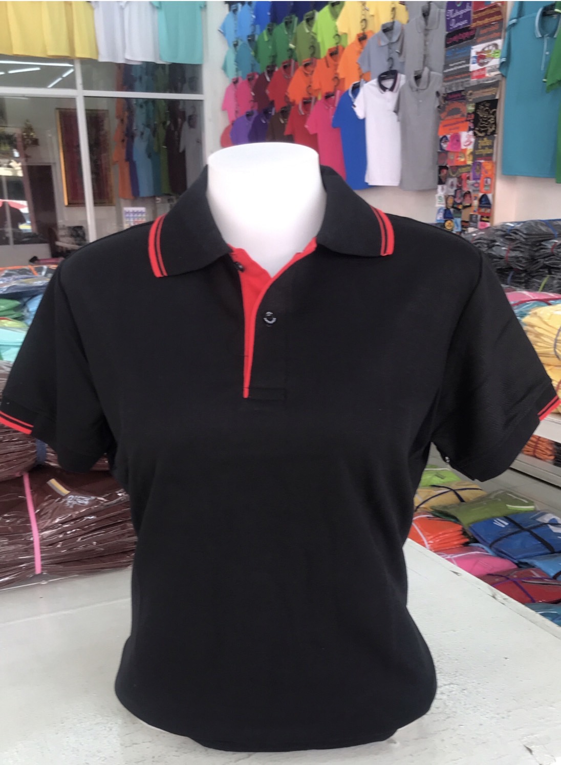 เสื้อโปโลสีดำ แต่งแบบด้วยลายเส้นสีแดงสุดวินเทจ ราคาส่ง 3 ตัวขึ้นไป