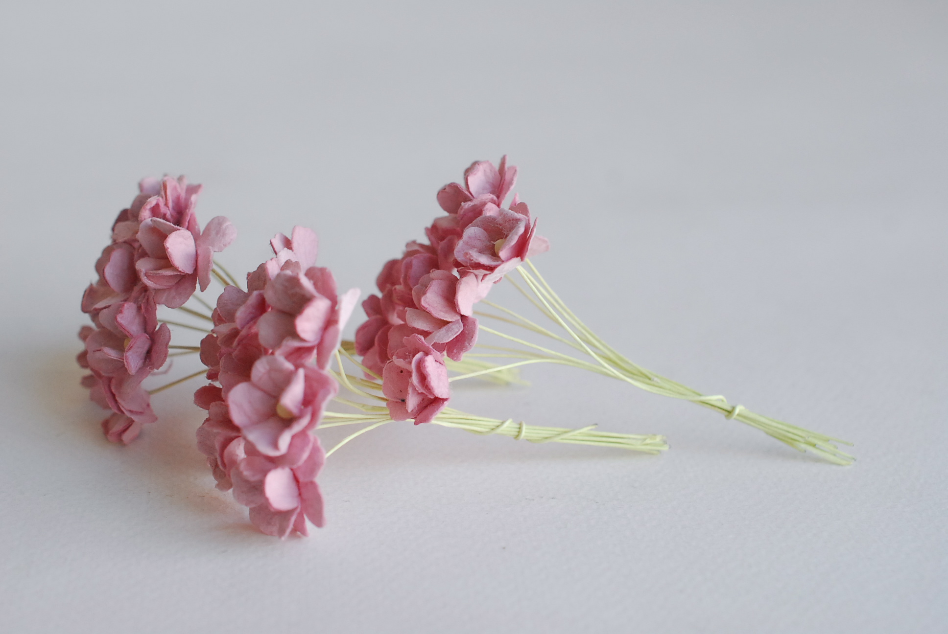 ดอกไม้กระดาษสา ราคาส่ง, ดอกไฮเดรนเยียกระดาษสา ดอกไม้ประดิษฐ์ ตกแต่งงานแต่งงาน ประดิษฐ์ข้อมือ เพื่อนเจ้าสาว ขนา่ด 1.5 cm., สำหรับของชำร่วย, งานแต่งงาน, ดอกไม้ทำข้อมือเจ้าสาว สีชมพูตุ่น จำนวน 100 ดอก Paper flower,100 Pieces mulberry hydenyia, maroon pink co