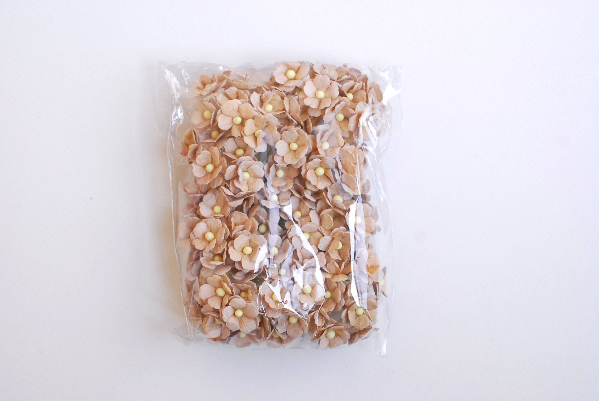 ดอกไม้กระดาษสา ราคาส่ง, ดอกไฮเดรนเยียกระดาษสา ดอกไม้ประดิษฐ์ ตกแต่งงานแต่งงาน ประดิษฐ์ข้อมือเพื่อนเจ้าสาว ขนา่ด 1.5 cm., สำหรับของชำร่วย, งานแต่งงาน, ดอกไม้ทำข้อมือเจ้าสาว สีน้ำตาลอ่อน จำนวน 100 ดอก Paper flower,100 Pieces mulberry hydenyia light brown co