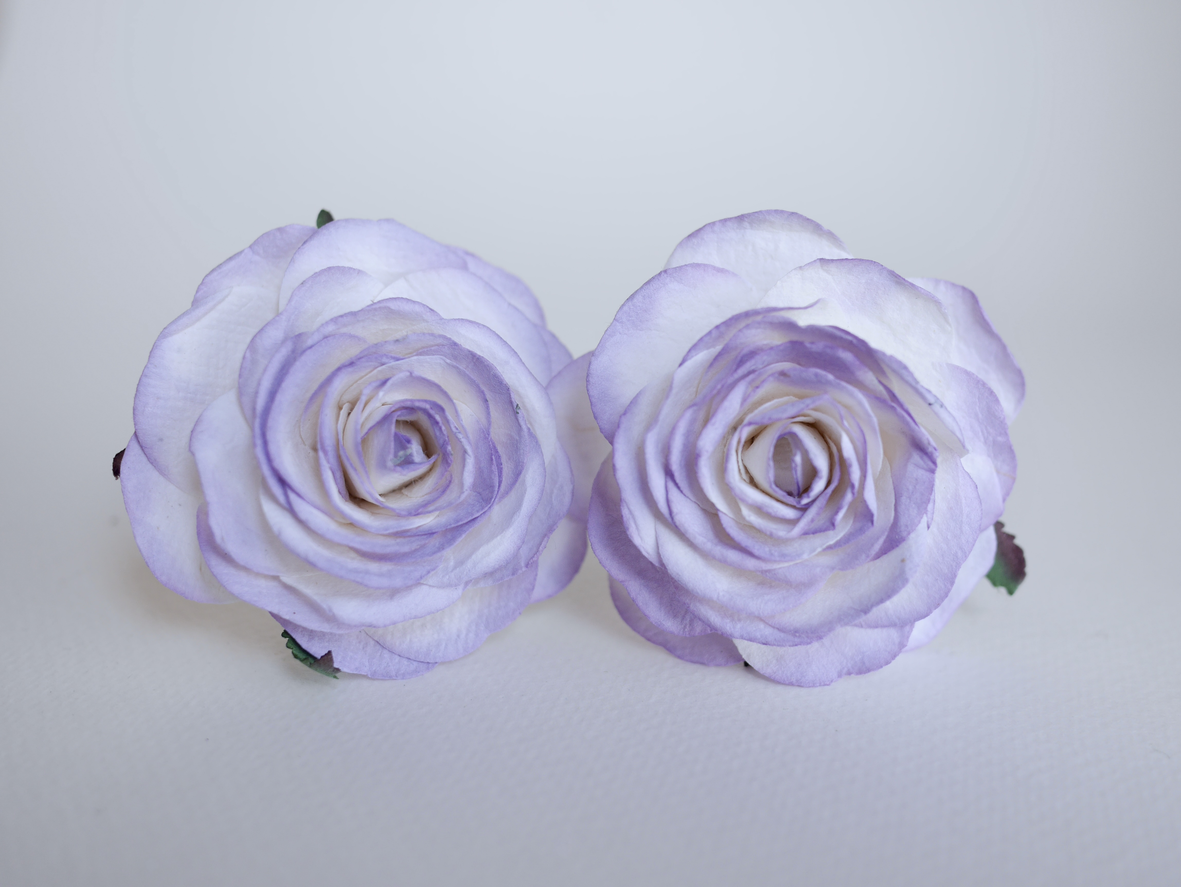 ดอกไม้กระดาษสา ดอกไม้กุหลาบกระดาษ ดอกกุหลาบกระดาษ ขนาด 6.5 cm.,จำนวน 10 ดอก, สำหรับของชำร่วย, งานแต่งงาน, สีม่วงอ่อนปัดขาว Paper flower, 10 Pieces mulberry rose, 6.5 cm. soft purple brush white color