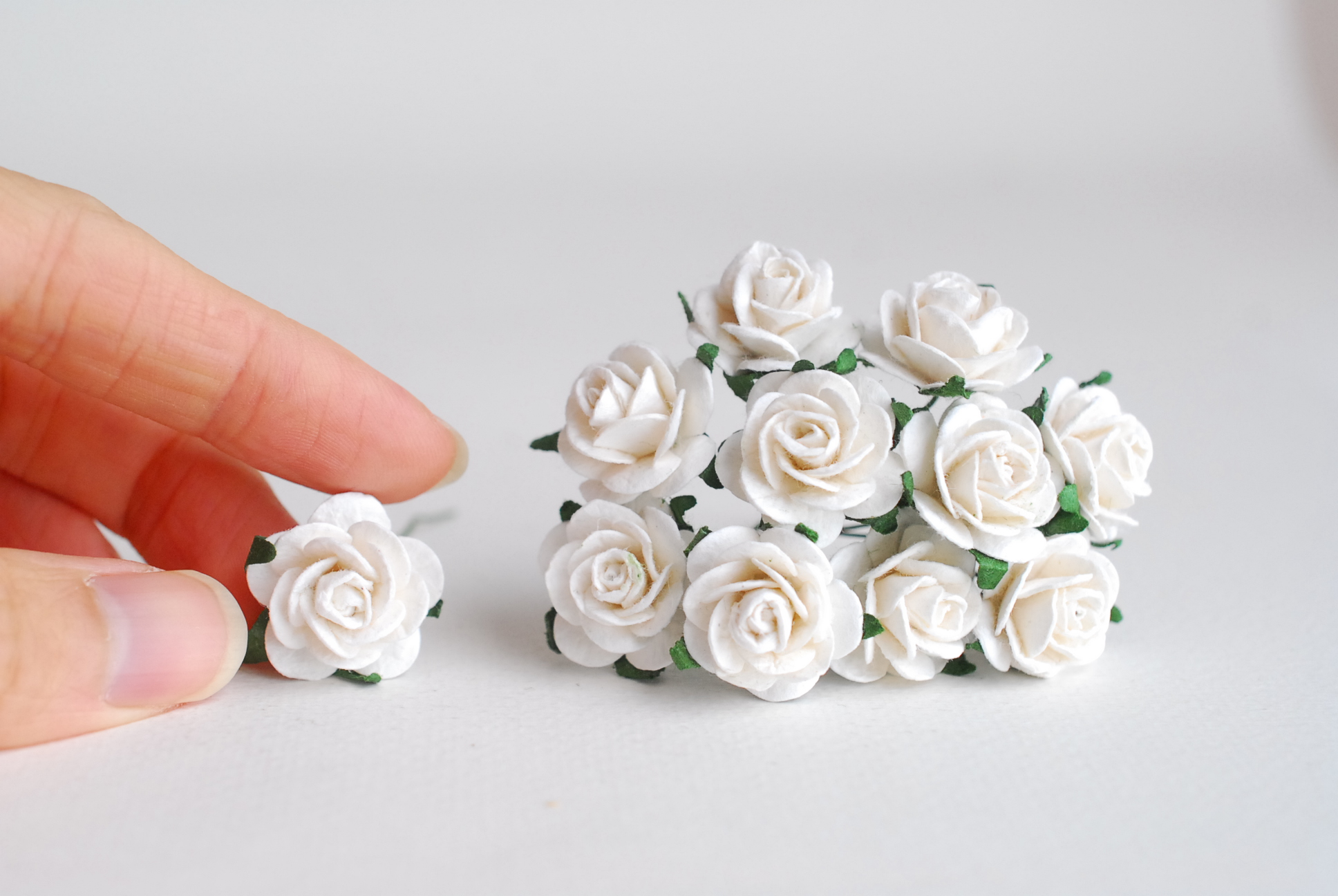 ดอกไม้กระดาษสา ราคาส่ง, ดอกกุหลาบกระดาษสา ดอกไม้ประดิษฐ์ ตกแต่งงานแต่งงาน ขนา่ด 2.00 cm., สำหรับของชำร่วย, งานแต่งงาน, ดอกไม้ทำข้อมือเจ้าสาว สีขาว จำนวน 50 ดอก Paper flower,50 Pieces mulberry rose, 2 cm. white color.