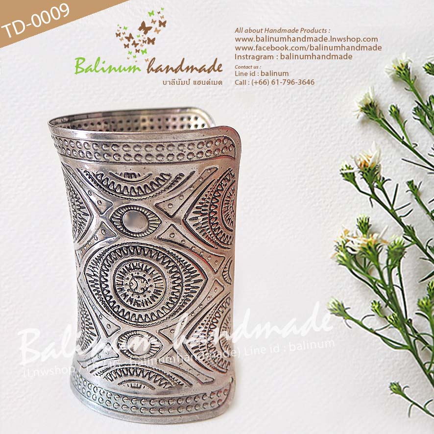 Silver Thai Traditional Vintage Open Wide Bangle in Bohemian Antique Style กำไลวินเทจสลักลาย สีเงินรมดำ สไตล์โบฮีเมียนแอนทีค สวมใส่ง่าย เพราะเป็นแบบง้าง เงิน (Silver)