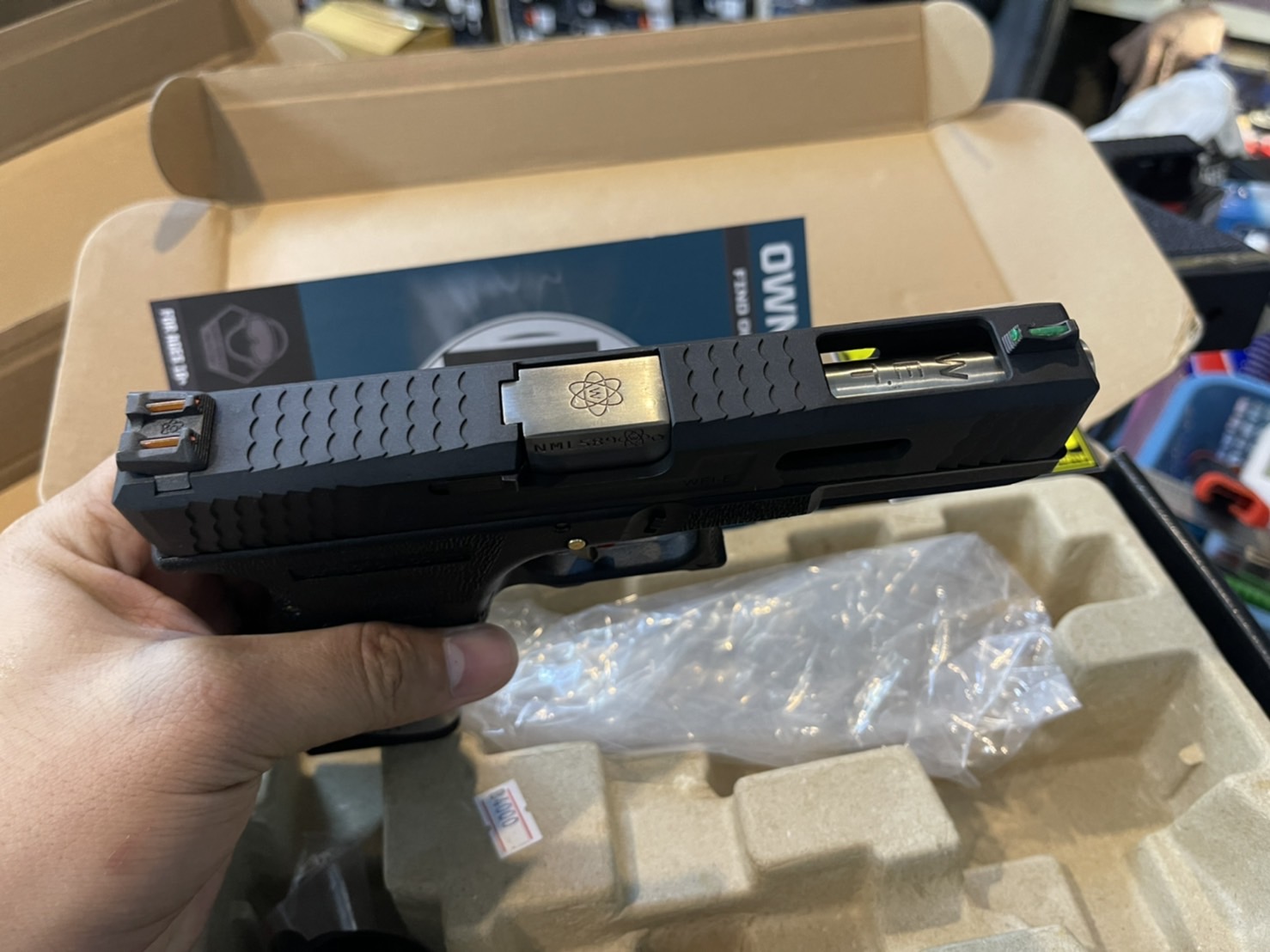 WE Glock17 Custom G-Force – เฟรมดำ สไลด์ดำ ลำกล้องเงิน T5