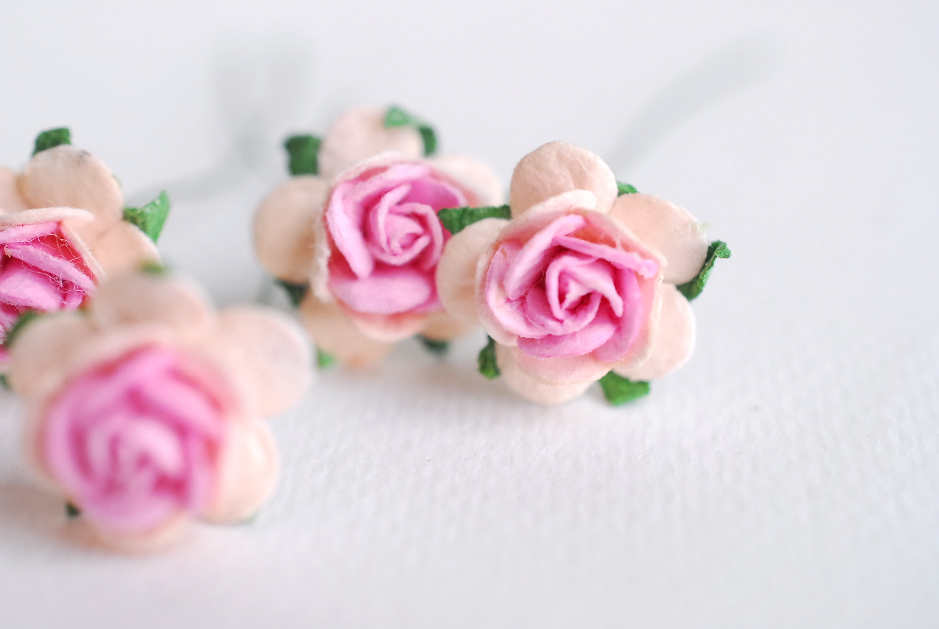 ดอกไม้กุหลาบกระดาษ ดอกไม้กระดาษสา, ดอกกุหลาบจิ๋ว, ดอกไม้กระดาษสาขายส่ง สีชมพู twotone ขนาด 1.5 cm. จำนวน 100 ดอก Paper Flowers size 1.5 cm., mini roses pink twotone color, 100 pcs.