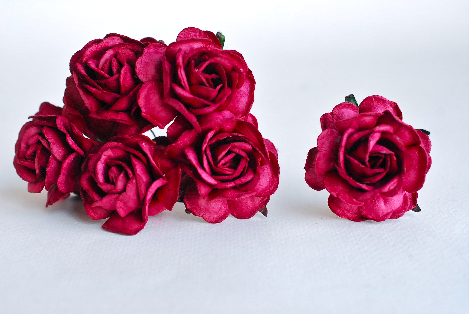 ดอกไม้กุหลาบกระดาษ ดอกไม้กระดาษสา, ของชำร่วย,ดอกกุหลาบ, ดอกไม้ประดิษฐ์สำหรับงานแต่งงาน จำนวน 25 ดอก, สีแดงเข้ม Paper Flower, 25 pieces roses paper size 3.5 cm., dark red color.