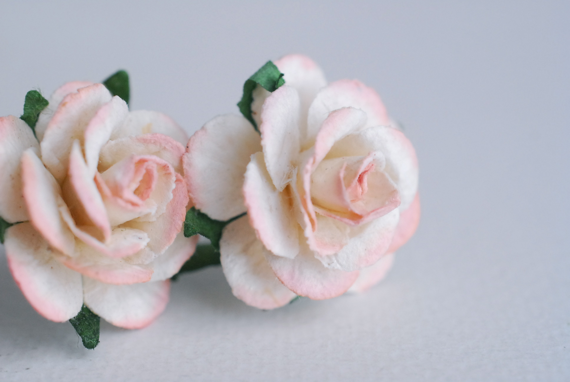 ดอกไม้กระดาษสา ดอกไม้กุหลาบกระดาษ ราคาส่ง, ดอกกุหลาบจิ๋ว ดอกกุหลาบกระดาษสา ดอกไม้ประดิษฐ์ สำหรับตกแต่งของชำร่วย หรืองานแต่งงาน สีpeachอ่อน (light peach brush) ปัดขาวขนาด 2.5 cm. จำนวน 50 ดอก