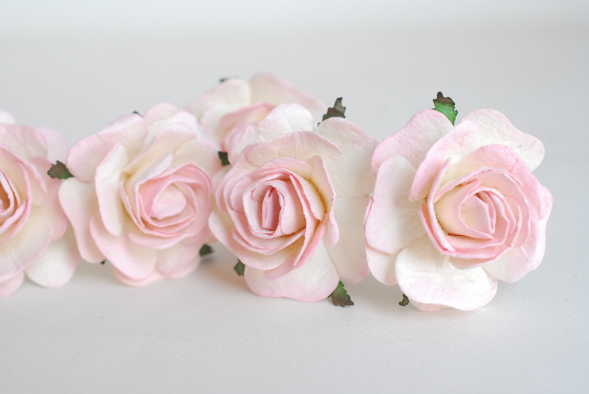 ดอกไม้กระดาษสา,paper flowers ดอกไม้ประดิษฐ์ ดอกไม้กระดาษสำหรับตกแต่ง สำหรับของชำร่วย, งานแต่งงาน, ดอกกุหลาบ PUL4-4 N ขนาด 4.5 cm. สีชมพูอ่อนปัดขาวcode color517