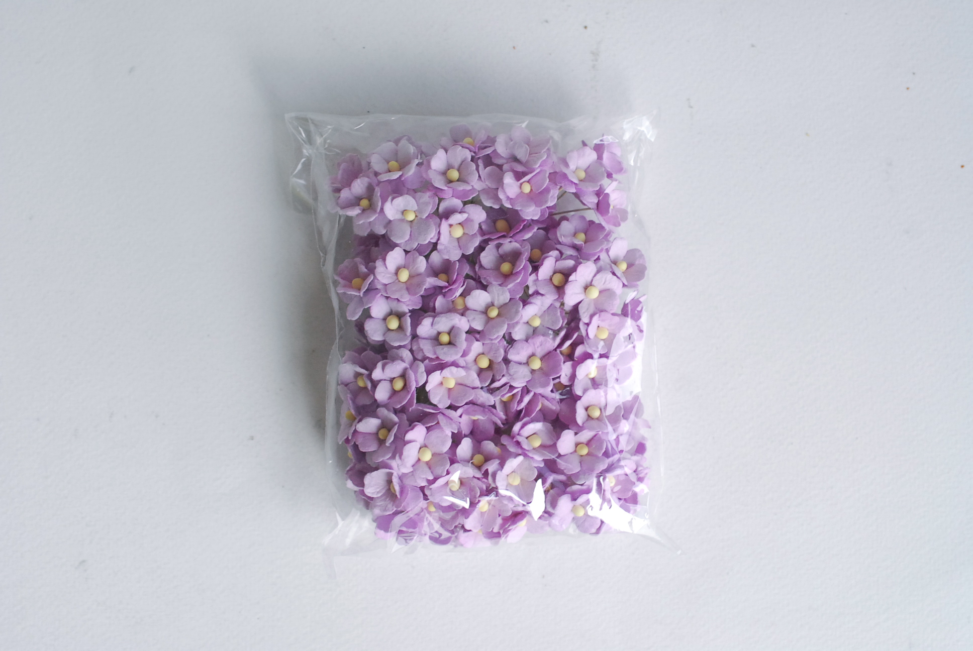 ดอกไม้กระดาษสา ราคาส่ง, ดอกไฮเดรนเยียกระดาษสา ดอกไม้ประดิษฐ์ ตกแต่งงานแต่งงาน ประดิษฐ์ข้อมือเพื่อนเจ้าสาว ขนา่ด 1.5 cm., สำหรับของชำร่วย, งานแต่งงาน, ดอกไม้ทำข้อมือเจ้าสาว สีม่วงอ่อน จำนวน 100 ดอก Paper flower,100 Pieces mulberry hydenyia, pale purple col