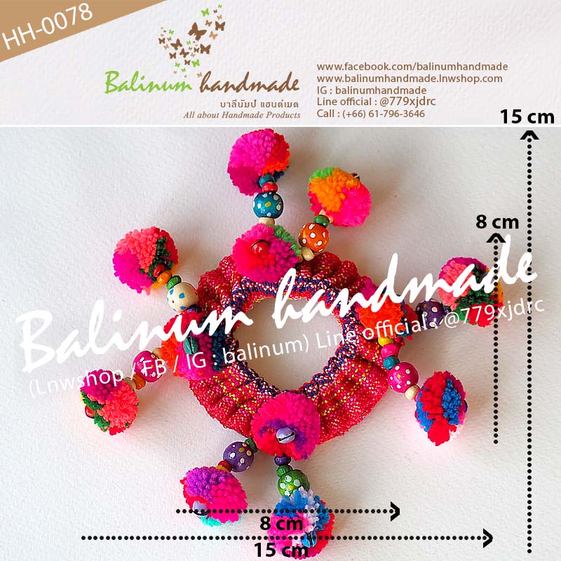 (1 ชิ้น) ยางรัดผมชาวเขาชาวดอย ที่มัดผมโดนัทพวงมาลัยปอมปอมแฮนด์เมด DIY ประดับปอมปอม ผ้า ลูกปัดไม้ และกระพรวนหลากสี สไตล์โบฮีเมียนชาวเขาชาวดอย เด็กหรือผู้ใหญ่ก็ใช้ได้ สามารถใช้รัดผม รวบผม เกล้าผม หรือมวยผมก็ได้ ดูเก๋ น่ารัก และมีสไตล์มากค่ะ หลายสี (Multi-color)