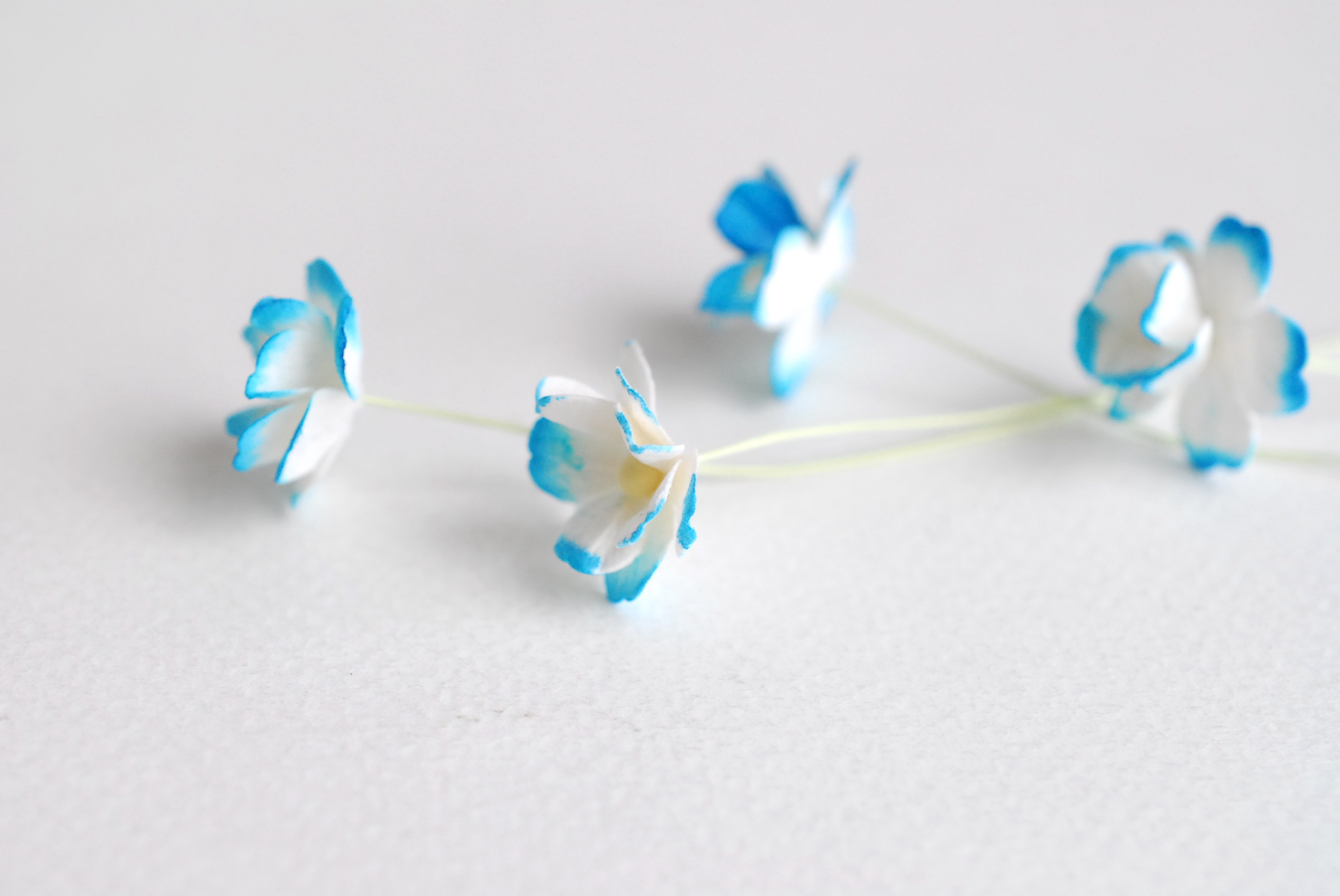 ดอกไม้กระดาษสา ราคาส่ง, ดอกไฮเดรนเยียกระดาษสา ดอกไม้ประดิษฐ์ ตกแต่งงานแต่งงาน ประดิษฐ์ข้อมือเพื่อนเจ้าสาว ขนา่ด 1.5 cm., สำหรับของชำร่วย, งานแต่งงาน, ดอกไม้ทำข้อมือเจ้าสาว สีฟ้าปัดขาว blue sky brush white จำนวน 100 ดอก Paper flower,100 Pieces mulberry hyd