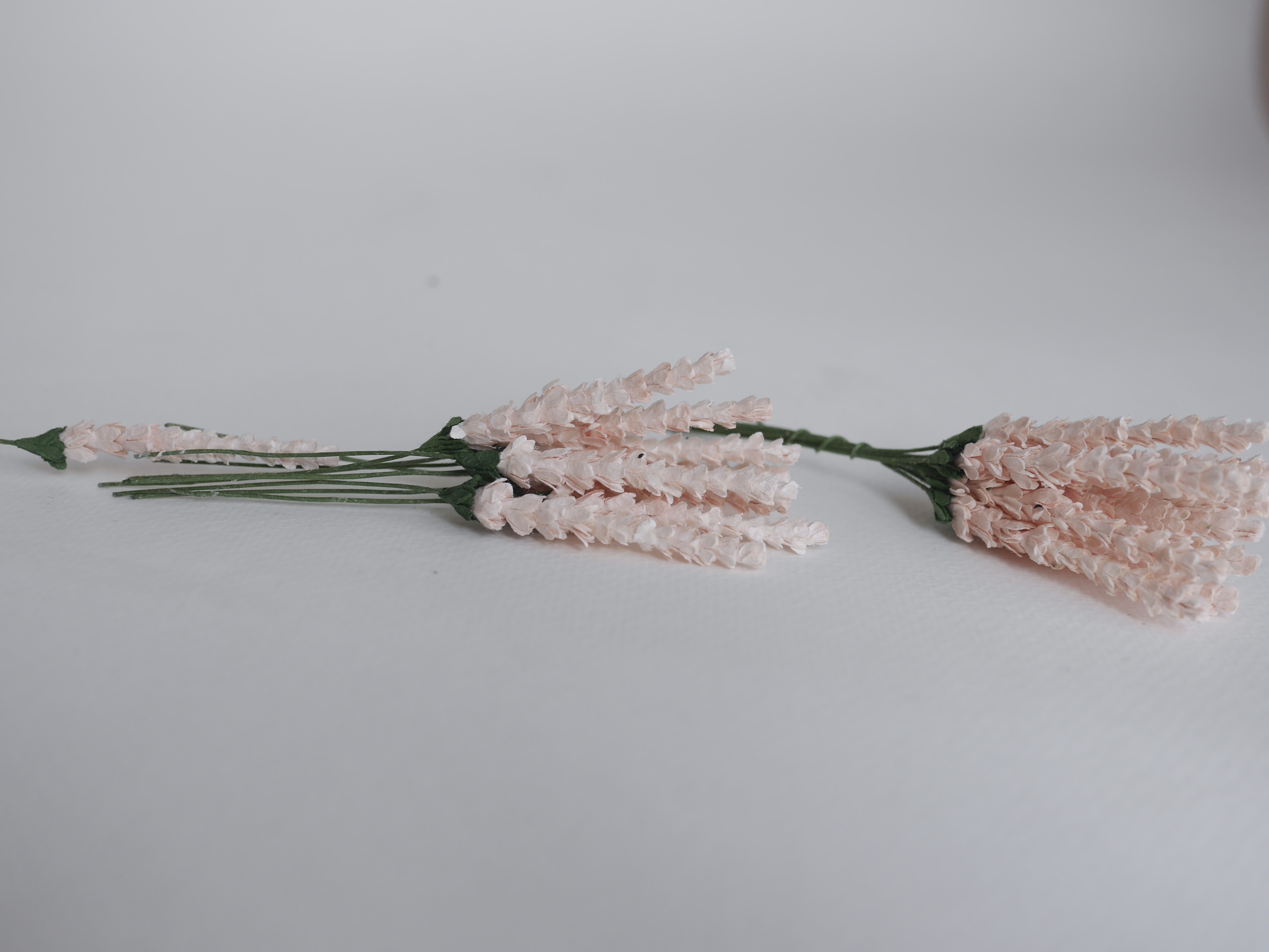 ดอกไม้ประดิษฐ์, ดอกไม้กระดาษสา, ดอกลาเวนเดอร์กระดาษ lavender, ดอกลาเวนเดอร์ กระดาษสา งานประดิษฐ์ตกแต่งของชำร่วย, ดอกไม้ทำพานพุ่ม, พานรับไหว้, ขนาด 1 cm. สีชมพูอ่อน