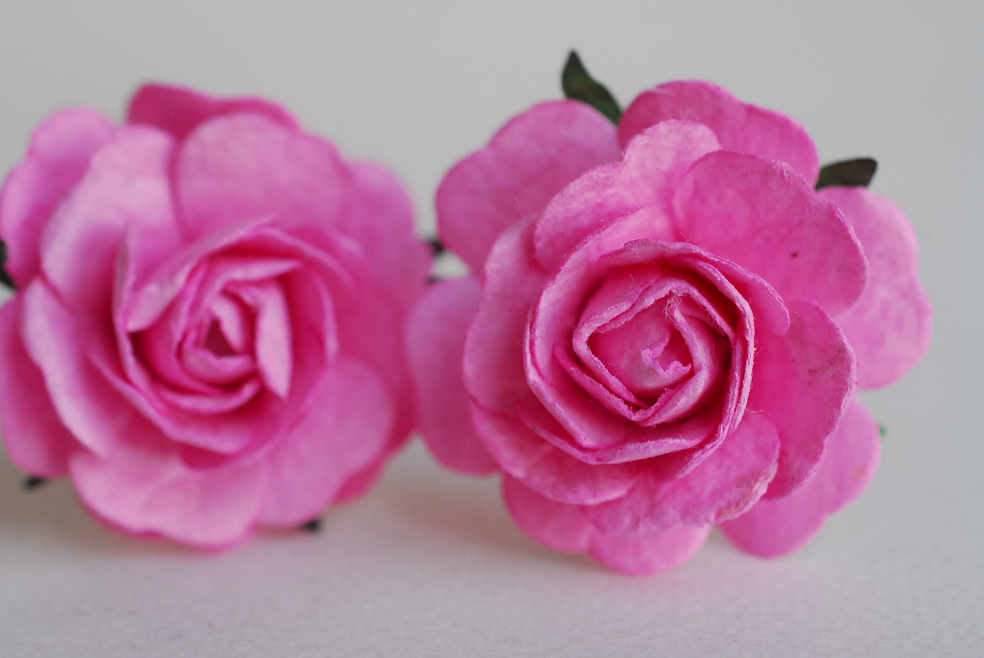 ดอกไม้กระดาษสา ดอกกุหลาบกระดาษสา ดอกไม้กุหลาบ ดอกไม้ประดิษฐ์ สำหรับตกแต่ง หรืองานแต่งงาน สีชมพูบานเย็น color code #119 ขนาด 3.5 cm. จำนวน 25 ดอก Paper flowers, handmade flowers, small roses paper size 3.5 cm. 25 pieces, pink magenta color.