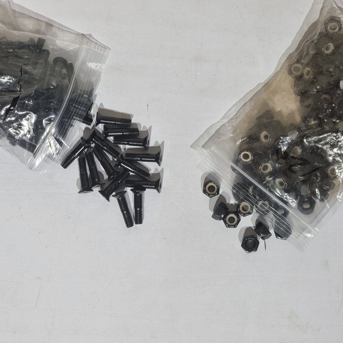 [0309] Black truck mounting nuts, length 25 27 28 30 35 40 53 mm, male and female, 1 pair, exactly for skateboard models.