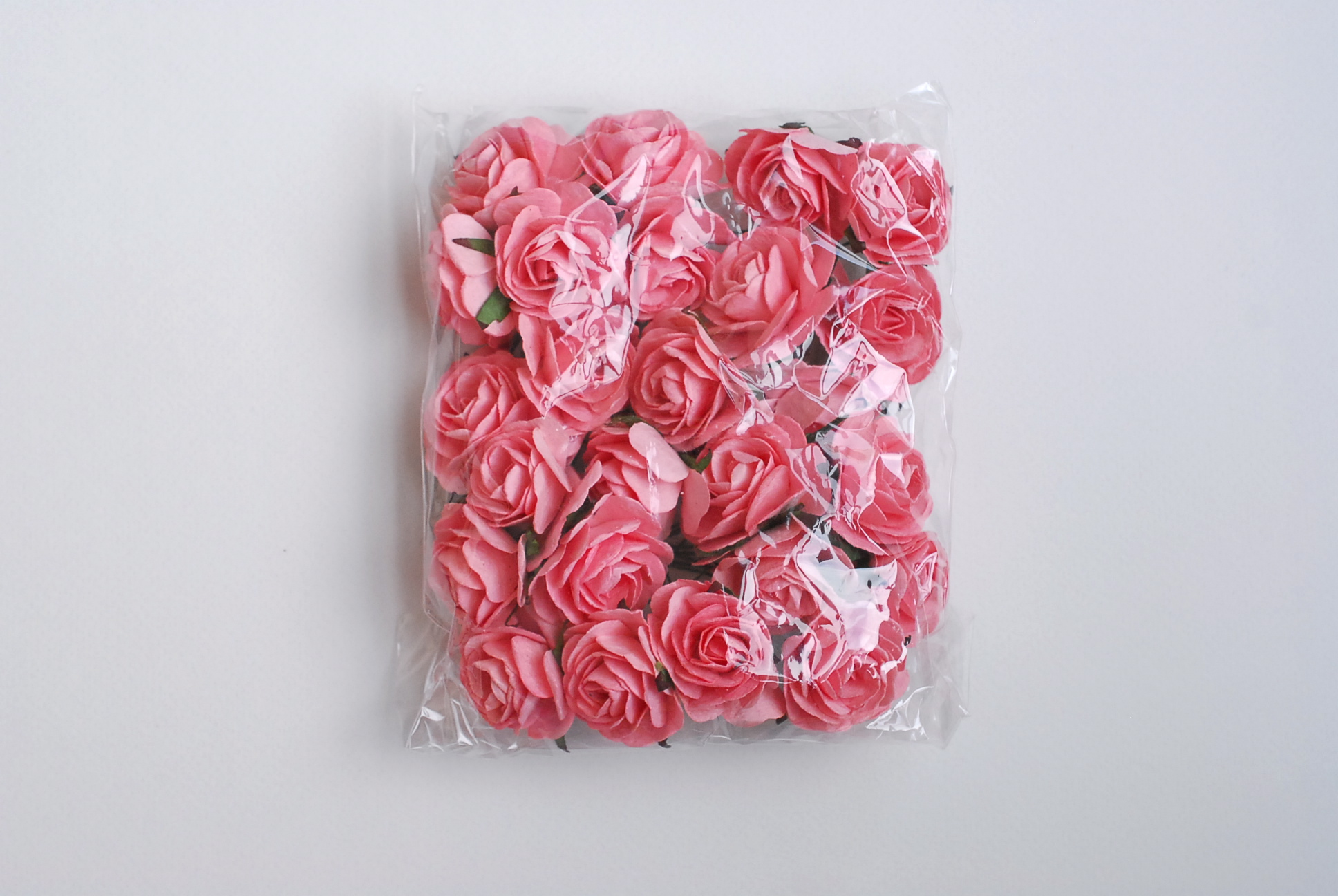 ดอกไม้กระดาษสา ดอกกุหลาบกระดาษสา ดอกไม้กุหลาบ ดอกไม้ประดิษฐ์ สำหรับตกแต่ง หรืองานแต่งงาน สีชมพูพีช color code #123 ขนาด 3.5 cm. จำนวน 25 ดอก Paper flowers, handmade flowers, small roses paper size 3.5 cm. 25 pieces, pink peach color.