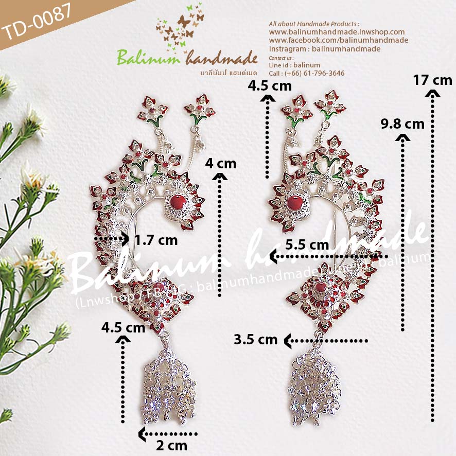 เครื่องประดับหู (จรหู, จอนหู) เป็นต่างหูหนีบสีเงิน ด้านหลังเป็นก้านยาว สามารถเกี่ยวเสียบหูได้ ประดับเพชร (สีขาว-แดง) สะท้อนเล่นไฟระยิบระยับ งานลงยาแฮนด์เมด (สีเขียว-แดง) ดูหรูหราและสวยงามมากค่ะ เงิน (Silver)