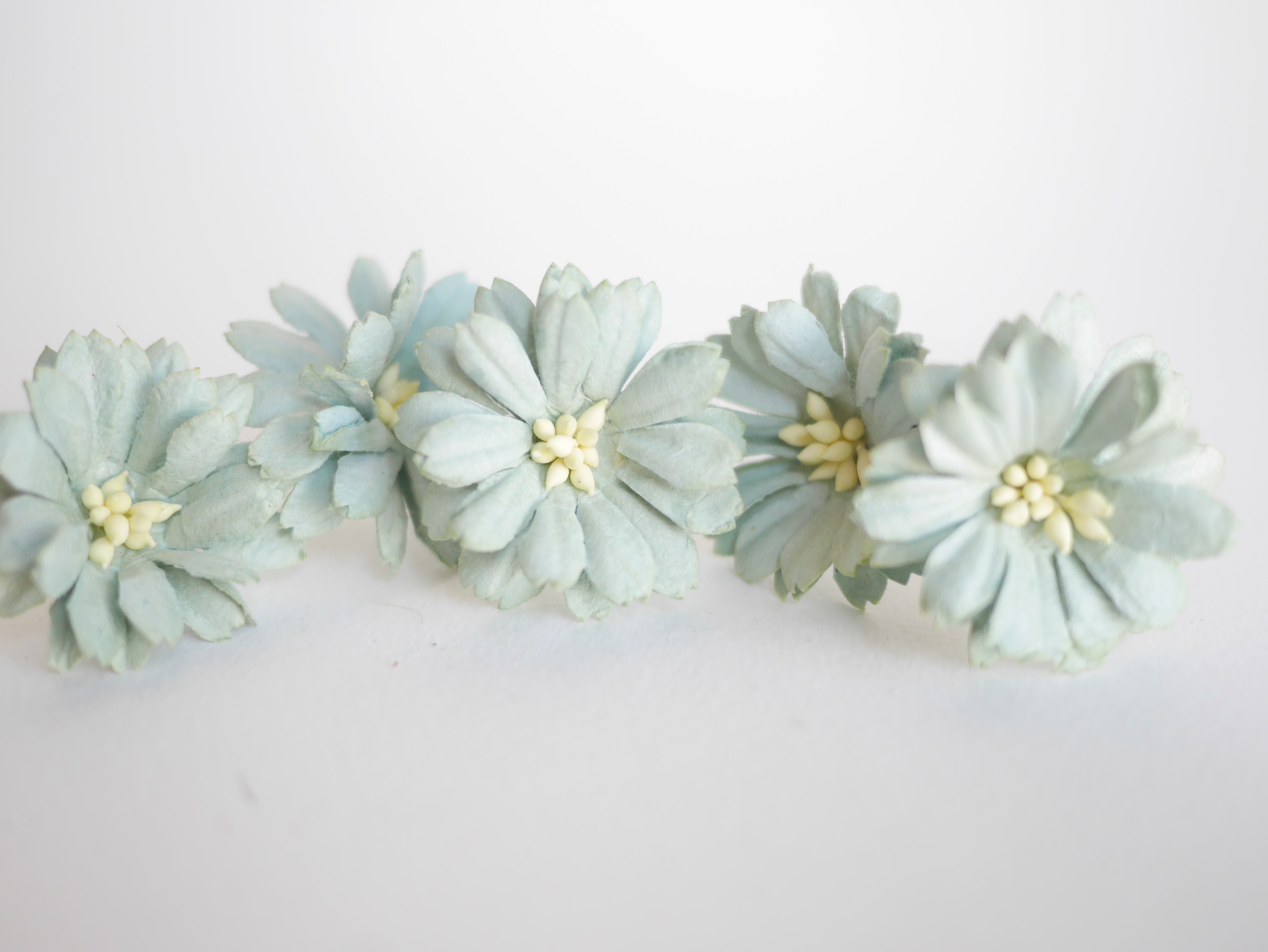 ดอกไม้กระดาษสา ดอกไม้ประดิษฐ์จากกระดาษสา ดอกไม้กระดาษสาขายส่ง ดอกไม้ประดิษฐ์ ดอกไม้ทำข้อมือเพื่อนเจ้าสาว ดอก daisy ขนาด 3.5 cm. จำนวน 25 ดอก สีเขียวตุ่น Paper Flower, 25 Daisy Flowers, pale green color, size 3.5 cm., ivory pollen