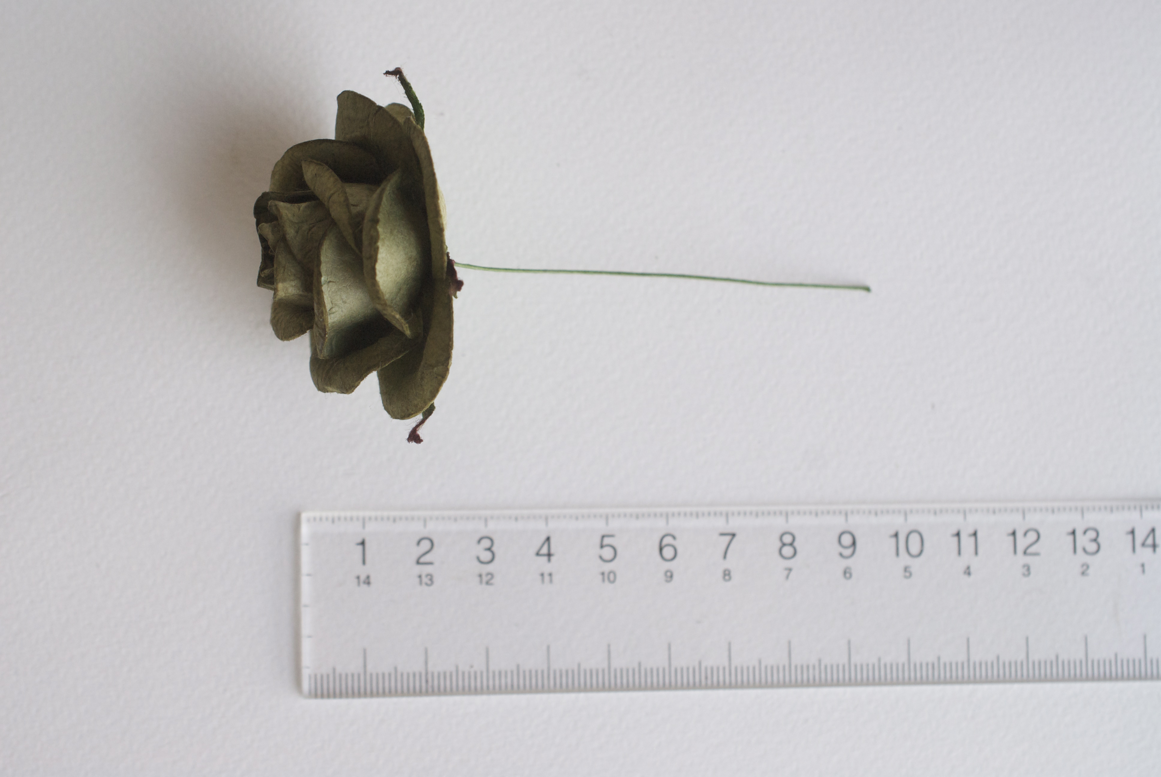 ดอกไม้กระดาษสา ดอกไม้กุหลาบกระดาษ ดอกไม้ประดิษฐ์ ดอกกุหลาบสีเขียวทหารเข้ม งานแต่งงาน ตกแต่งของชำร่วย, งานแต่งงาน สีชมพูปัดขาว ขนา่ด 4.5 cm., Paper flower,20 Pieces mulberry rose, 4.5 cm. dark green army color.