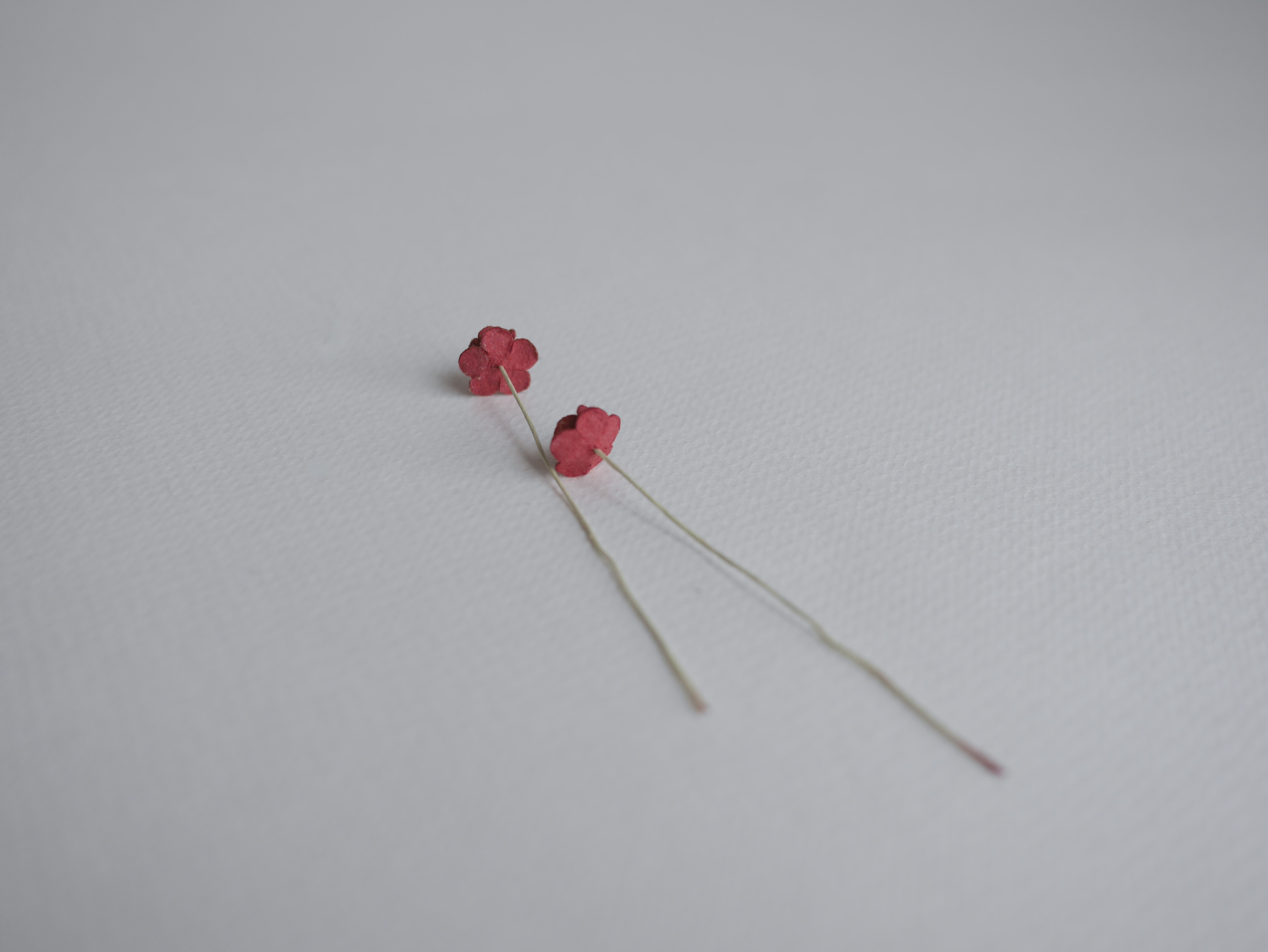 ดอกไม้กระดาษสา ดอกไม้กระดาษสาราคาส่ง ดอกไม้กระดาษสำหรับตกแต่ง งานแต่งงาน หรือติดของชำร่วย ดอก creeping lady 100 ดอก ขนาด 0.8 cm. สีแดงเข้ม Small Paper Flower with stem, 100 pcs., size 0.8 cm., creeping flowers 2 layers, dark red color.