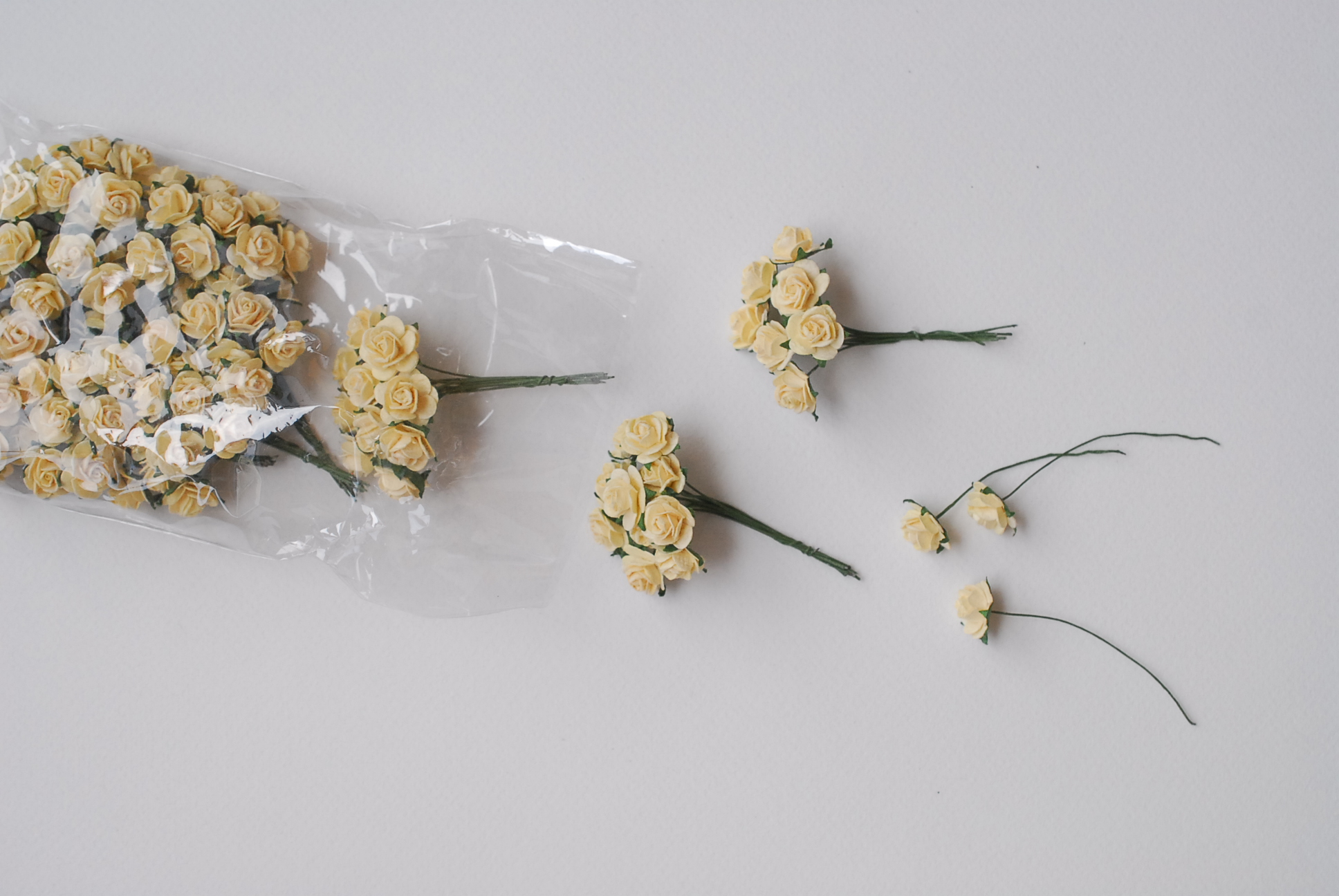 ดอกไม้กุหลาบกระดาษสา, ดอกกุหลาบจิ๋ว, ดอกไม้กระดาษสาขายส่ง สีเหลืองอ่อน ขนาด 1.5 cm. จำนวน 100 ดอก Paper Flowers size 1.5 cm., mini roses pale yellow color, 100 pcs. handmade flowers.