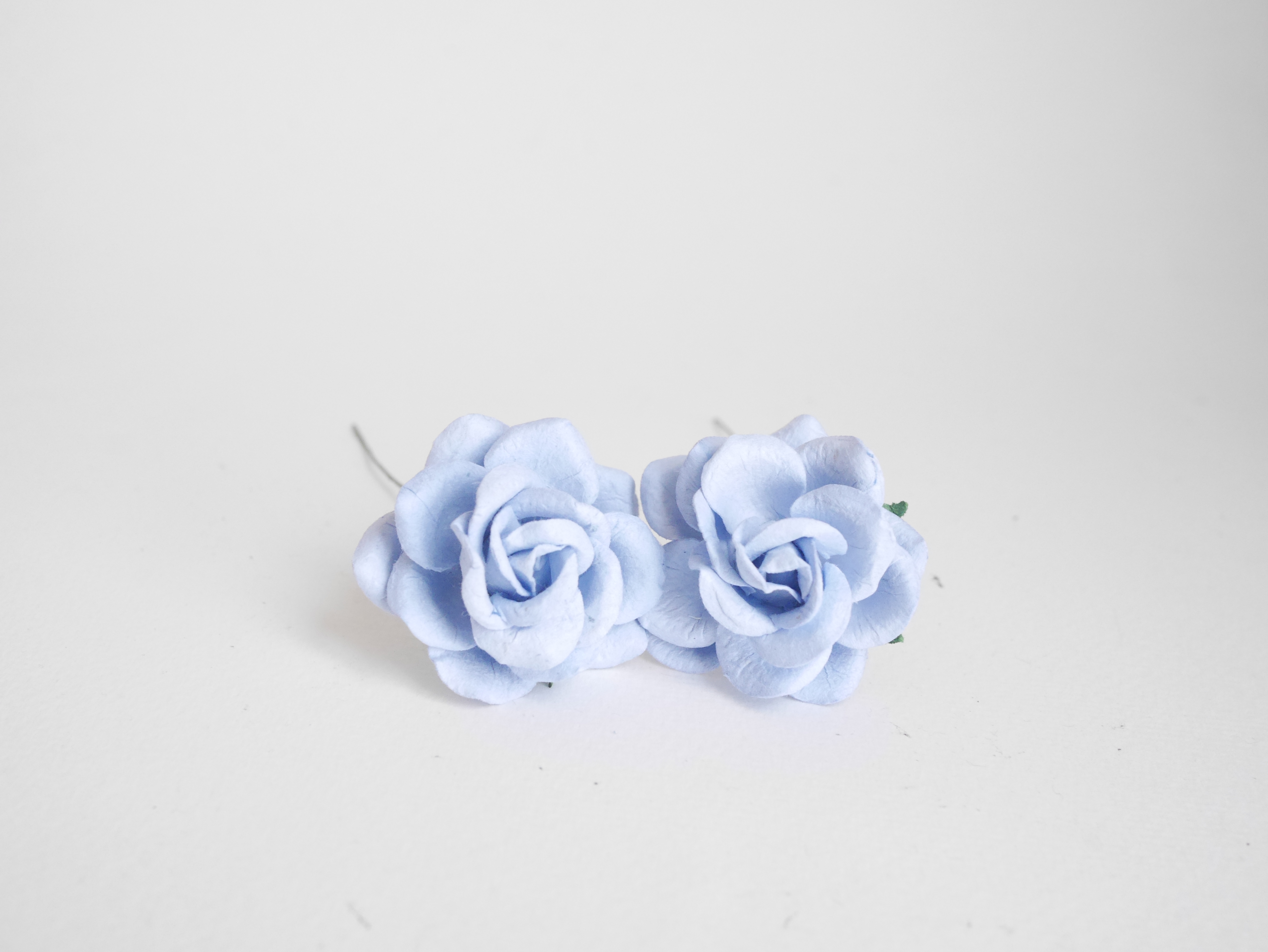 ดอกไม้กระดาษสา ดอกกุหลาบกระดาษสา ดอกไม้กุหลาบ กลีบโค้ง ดอกไม้ประดิษฐ์ สำหรับตกแต่ง หรืองานแต่งงาน สีน้ำเงินตุ่น ขนาด 3.5 cm. จำนวน 25 ดอก Paper flowers, handmade flowers, small roses paper size 3.5 cm. 25 pieces, pale blue color.