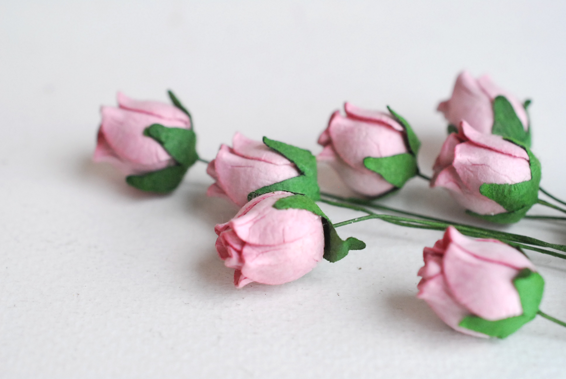 ดอกไม้กระดาษสา ดอกไม้กระดาษสา จตุจักร งานประดิษฐ์ ดอกไม้ทำข้อมือเพื่อนเจ้าสาว แต่งงาน, ดอกกุหลาบตูม 50 ดอก สีชมพูตุ่น color ขนาด 1.5 cm. paper flowers, budding roses flower 1.5 cm. 50 pieces. pink rouge color.