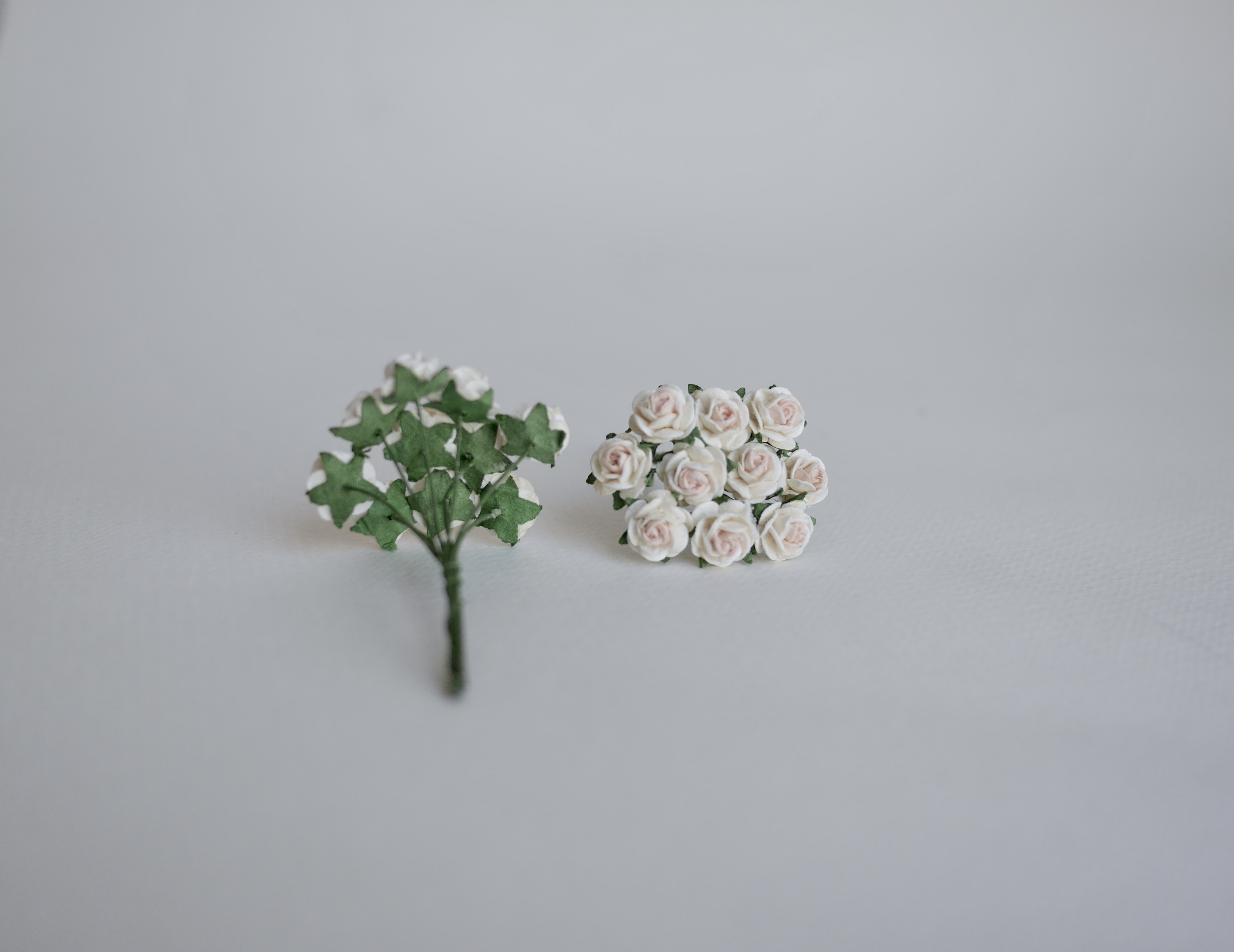 ดอกไม้กระดาษสาสำหรับตกแต่ง ของชำร่วย ดอกกุหลาบกระดาษสา ดอกไม้จิ๋ว สีชมพู ขาว two-tone #921 ขนาด 0.8 cm. จำนวน 100 ดอก/1 ถุง