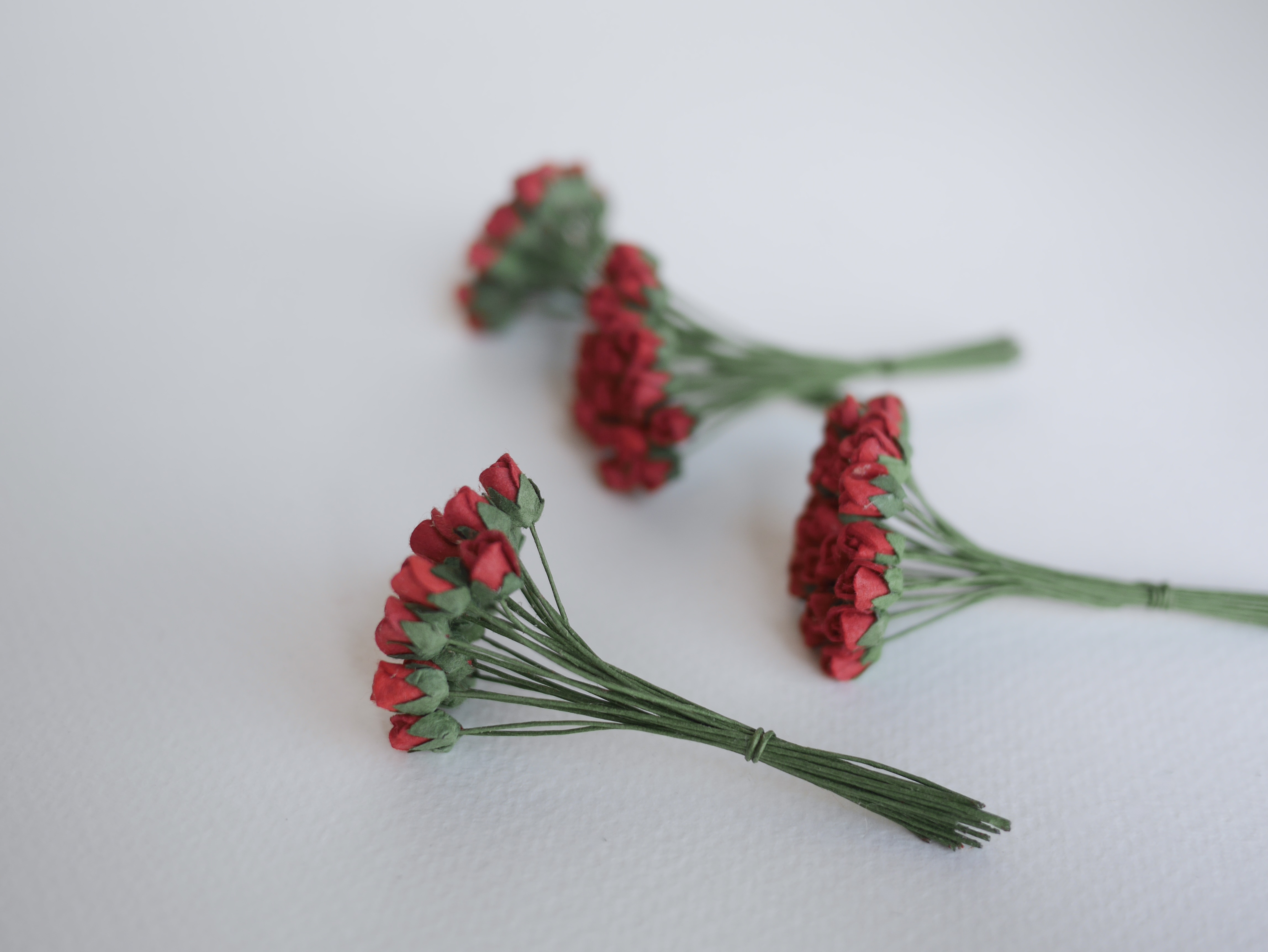 ดอกไม้กระดาษสา ดอกไม้กระดาษสา จตุจักร งานประดิษฐ์ ดอกไม้ทำข้อมือเพื่อนเจ้าสาว แต่งงาน, ดอกกุหลาบตูม 100 ดอก สีแดง paper flowers, budding roses flower 0.5x0.8 cm. 100 pieces. red color.