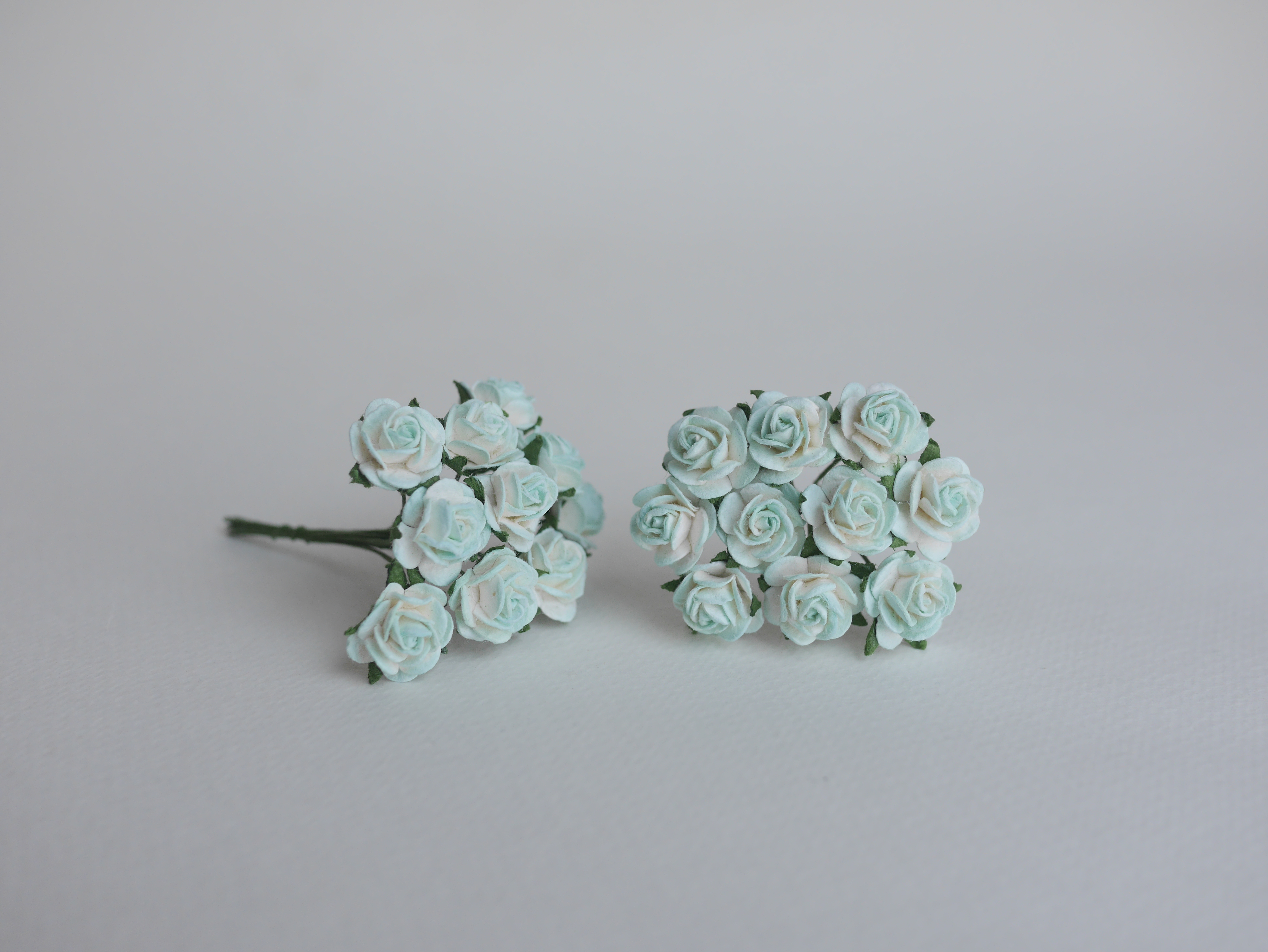 ดอกไม้กุหลาบกระดาษ, ดอกกุหลาบกระดาษสา ดอกกุหลาบจิ๋ว ดอกกุหลาบกระดาษสา สำหรับประดับ ตกแต่งของชำร่วย, งานแต่งงาน สีMIXED น้ำเงินเข้ม ฟ้าปัดขาว ฟ้า ขาว และ ฟ้าตุ่น ขนาด 1.5 cm. จำนวน 100 ดอก