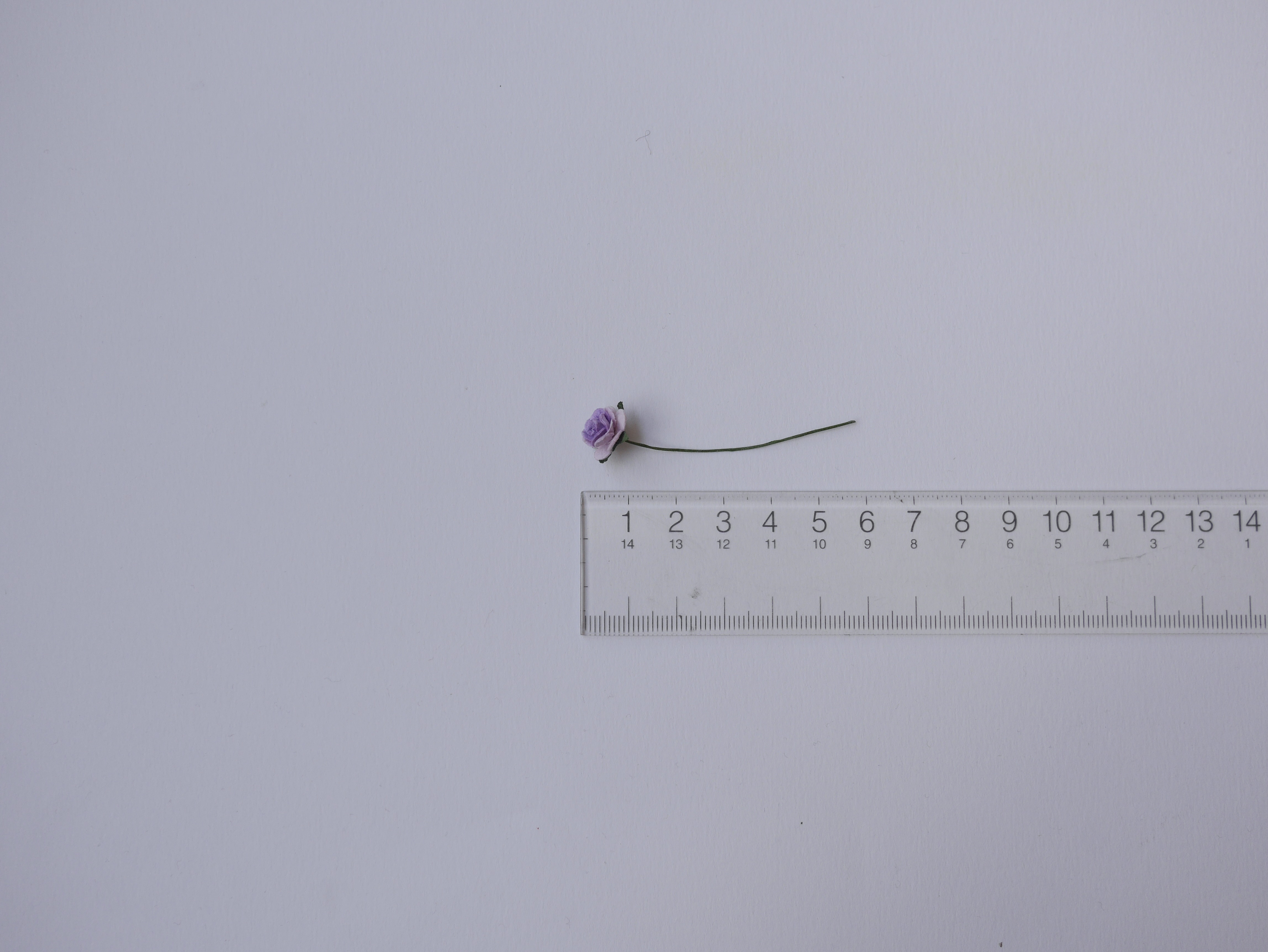 ดอกไม้กระดาษสาสำหรับตกแต่ง ของชำร่วย ดอกกุหลาบกระดาษสา ดอกไม้จิ๋ว สีม่วง two-tone ขนาด 0.8 cm. จำนวน 100 ดอก/1 ถุง