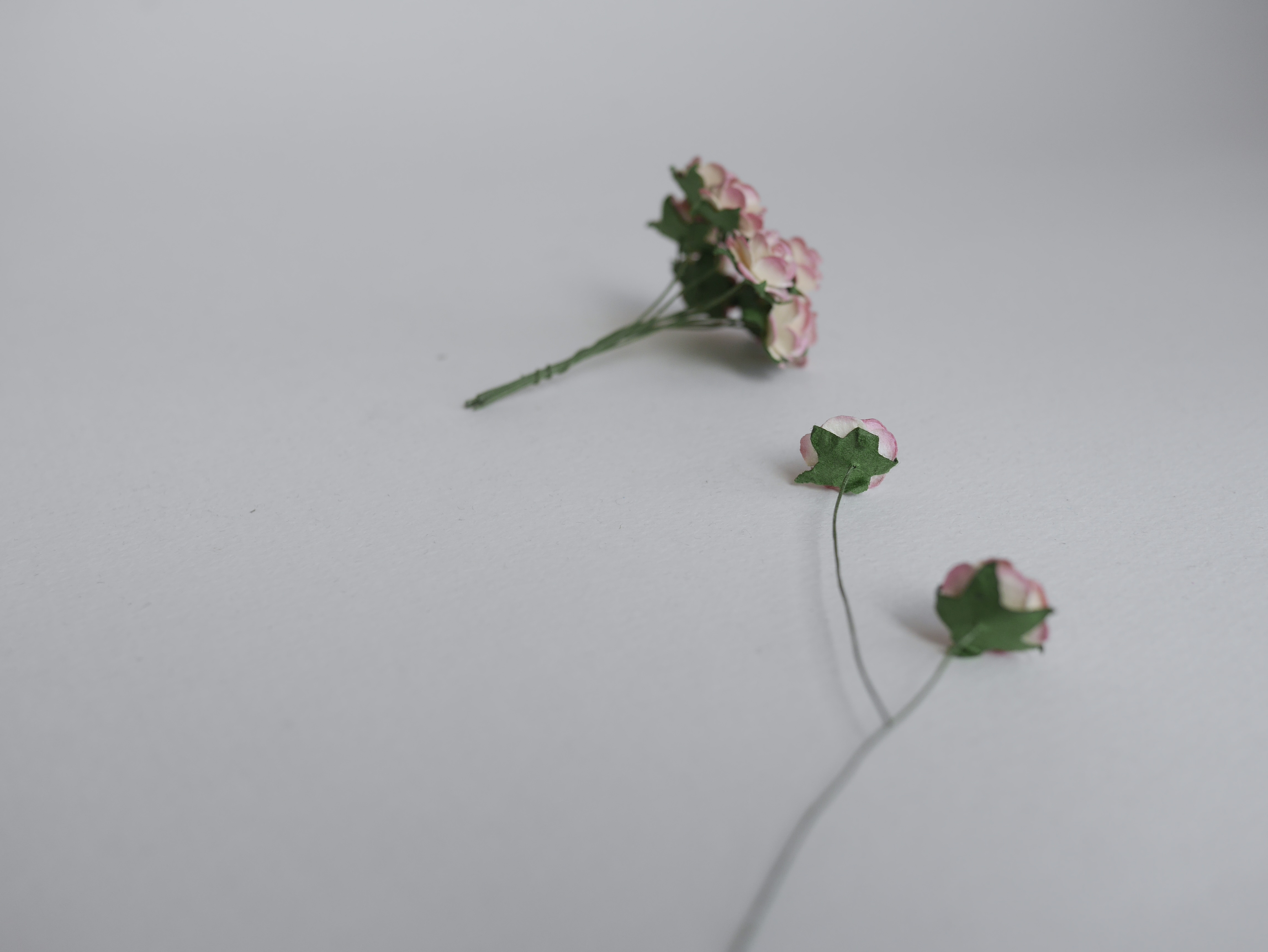 ดอกไม้กุหลาบกระดาษ ดอกไม้กระดาษสา, ดอกกุหลาบจิ๋ว, ดอกไม้กระดาษสาขายส่ง สีชมพูเบอรี่ปัดครีม ขนาด 1.5 cm. จำนวน 100 ดอก Paper Flowers size 1.5 cm., mini roses burry brush ivory color, 100 pcs.