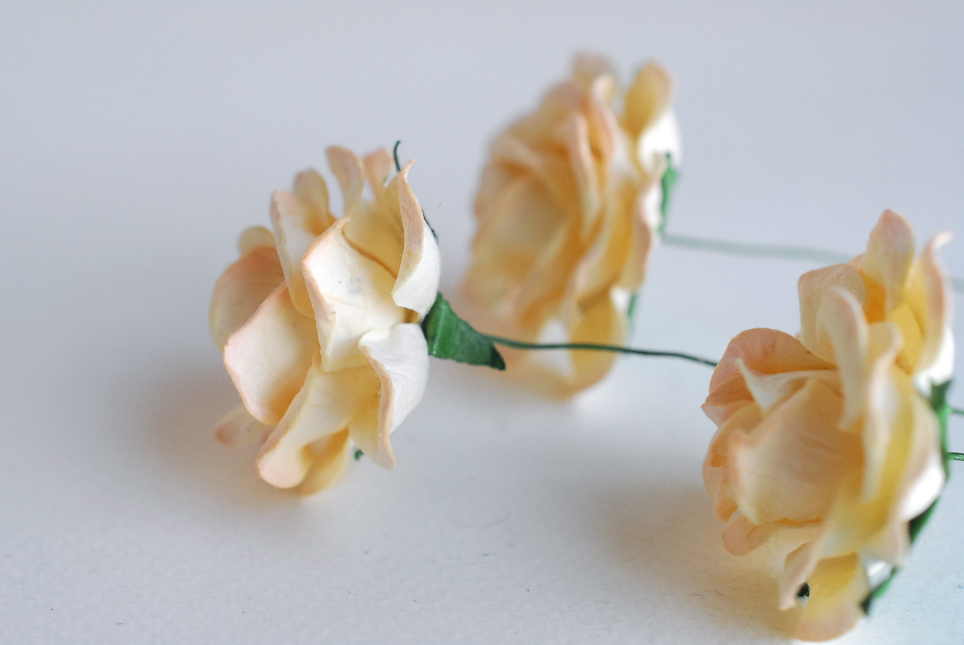 ดอกไม้กระดาษสา ดอกกุหลาบกระดาษสา ดอกไม้กุหลาบ กลีบโค้ง ดอกไม้ประดิษฐ์ สำหรับตกแต่ง หรืองานแต่งงาน สีพีชอ่อนปัดครีมขนาด 3.5 cm. จำนวน 25 ดอก Paper flowers, handmade flowers, small roses paper size 3.5 cm. 25 pieces, peach brush cream color.