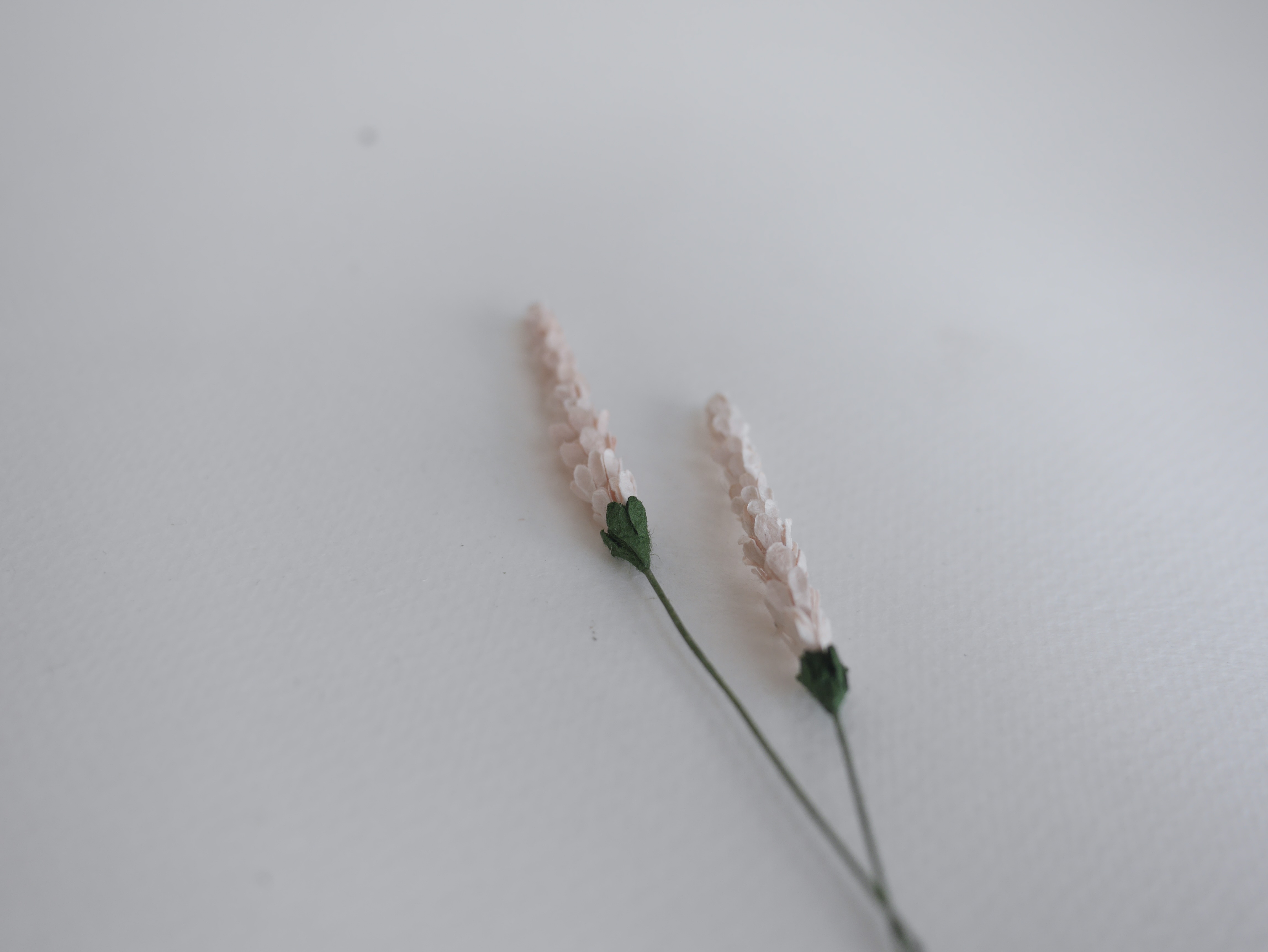 ดอกไม้ประดิษฐ์, ดอกไม้กระดาษสา, ดอกลาเวนเดอร์กระดาษ lavender, ดอกลาเวนเดอร์ กระดาษสา งานประดิษฐ์ตกแต่งของชำร่วย, ดอกไม้ทำพานพุ่ม, พานรับไหว้, ขนาด 1 cm. สีชมพูอ่อน