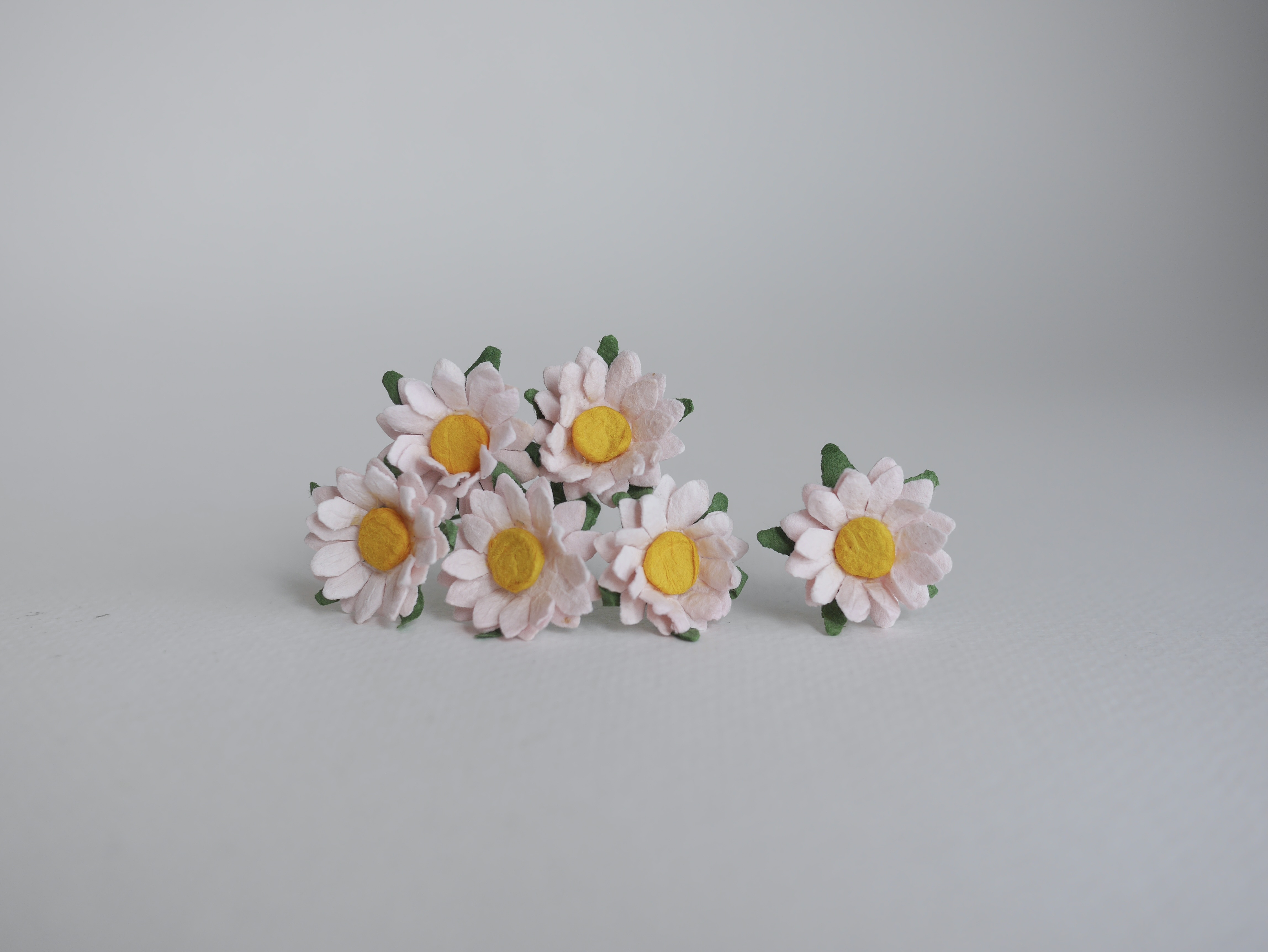 ดอกทานตะวันกระดาษ ดอกไม้กระดาษสา ดอกไม้ประดิษฐ์จากกระดาษสา ดอกทานตะวัน ดอกไม้กระดาษสาขายส่ง ดอกไม้ประดิษฐ์ ดอกไม้ทำข้อมือเพื่อนเจ้าสาว ขนาด 1.5 cm. จำนวน 50 ดอก สีชมพูอ่อน เกสรสีเหลือง Paper Flower, Sun Flowers, pale pink color, size 1.5 cm 50 pieces, yel