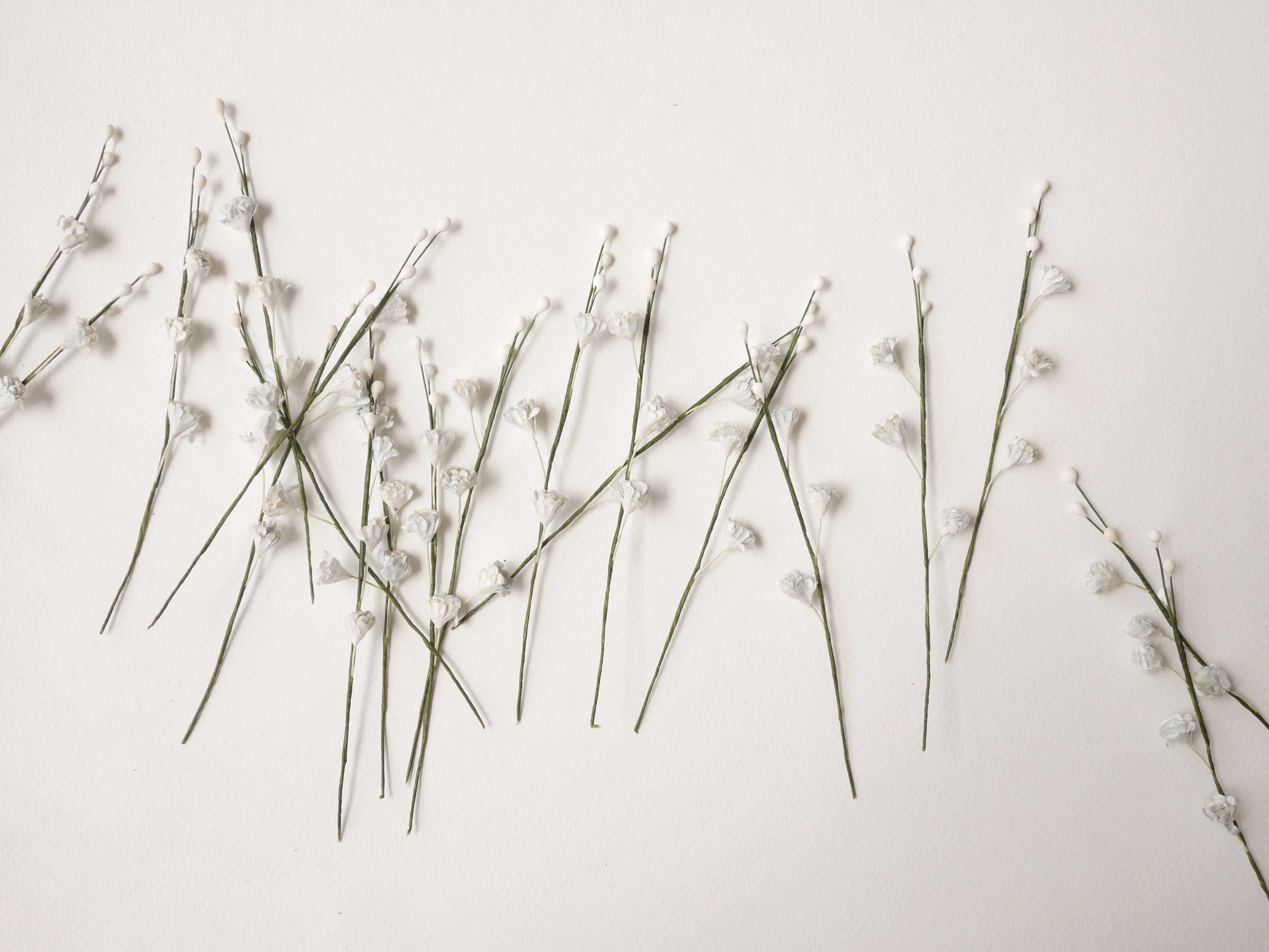 ดอกไม้ประดิษฐ์, ดอกไม้กระดาษสา, ดอก gypsophila, ดอกยิปโซ, ดอกยิปโซก้าน เกสรสีขาว งานประดิษฐ์ตกแต่งของชำร่วย, ดอกไม้ทำพานพุ่ม,พานพวงมาลัย, พานรับไหว้, ขนาด 1 cm. สีฟ้าตุ่นปัด